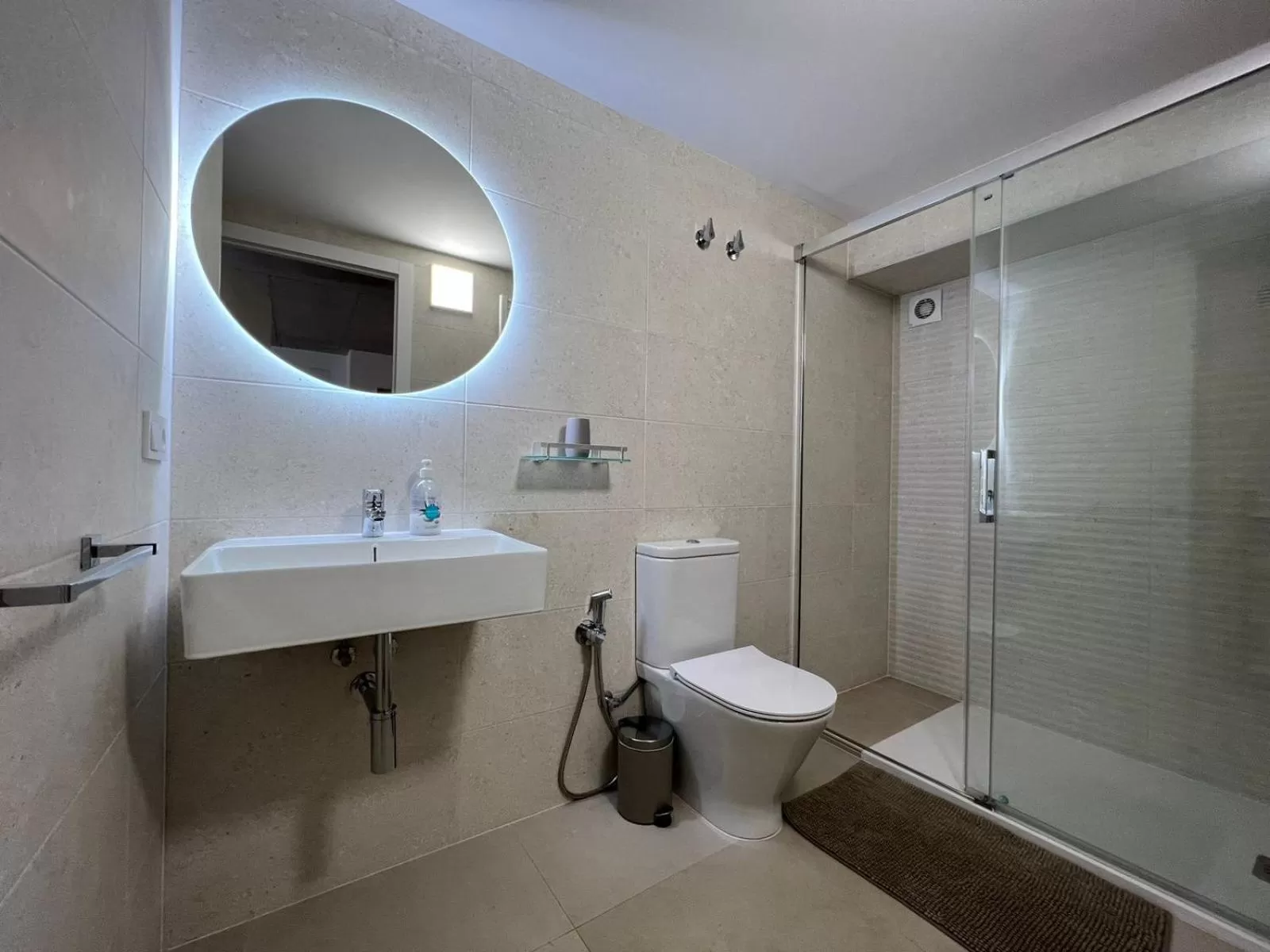 Shower in Carbonell 1