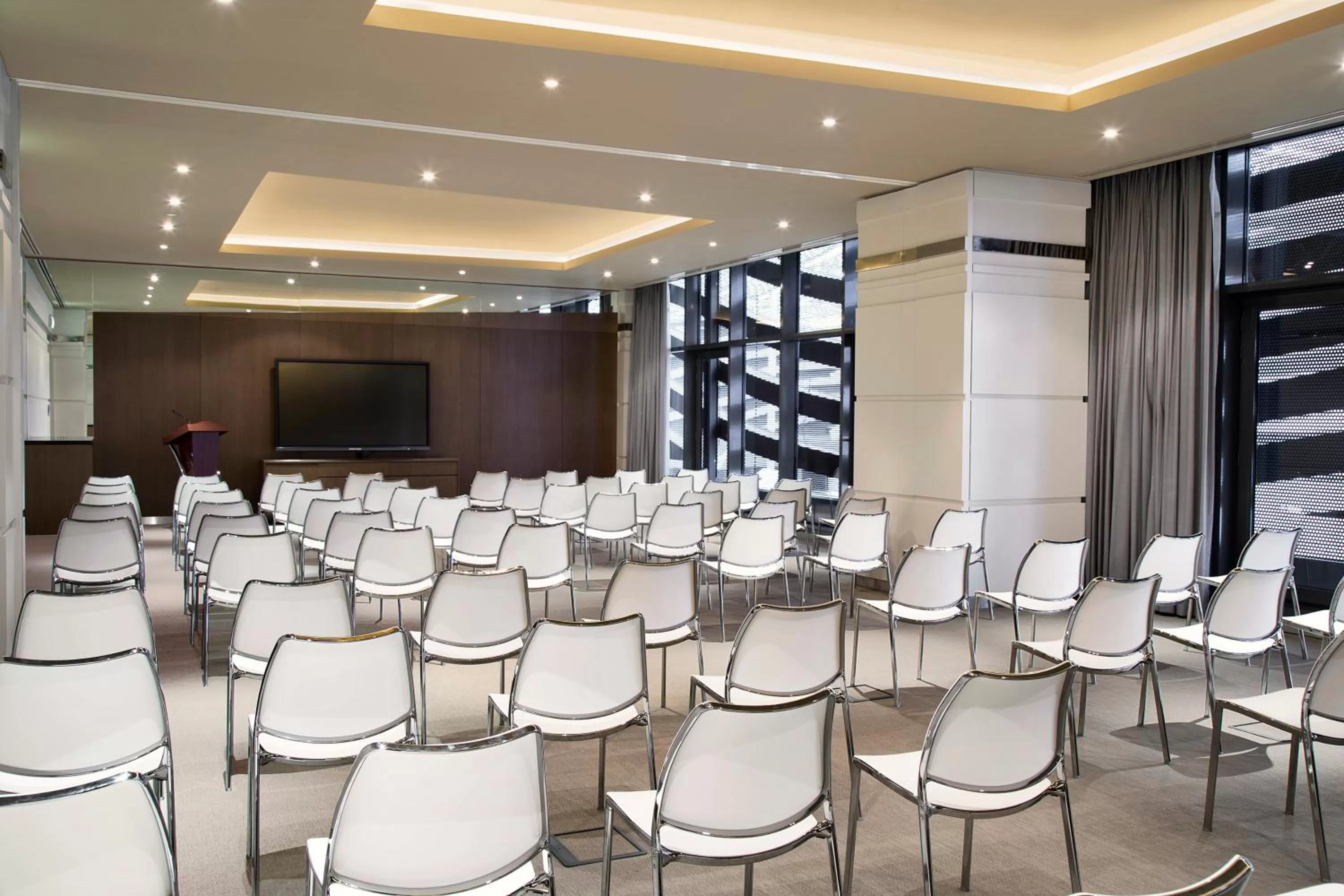 Business facilities in Pearl Rotana Capital Centre