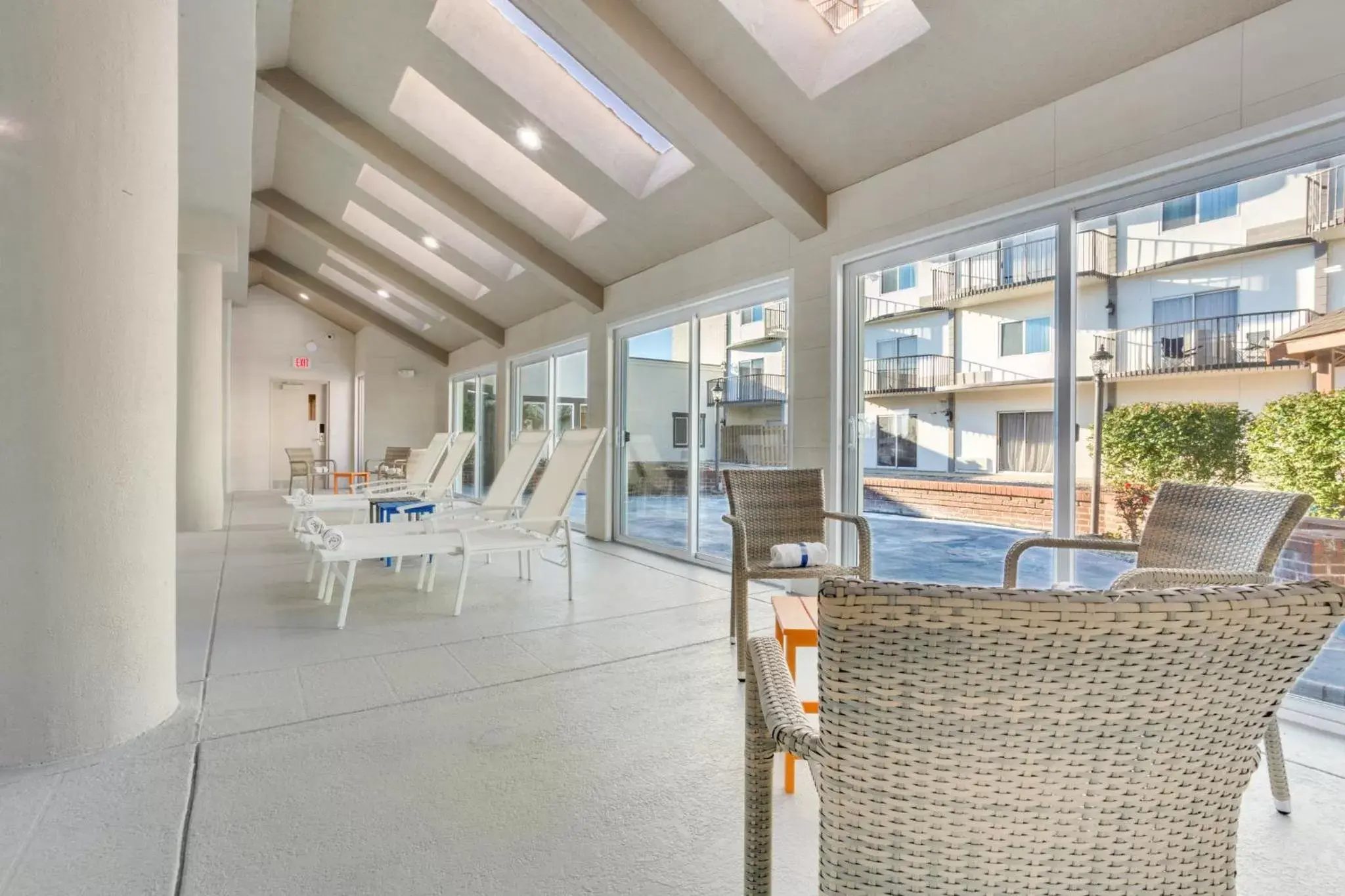 Seating area in Orangewood Inn & Suites Kansas City Airport