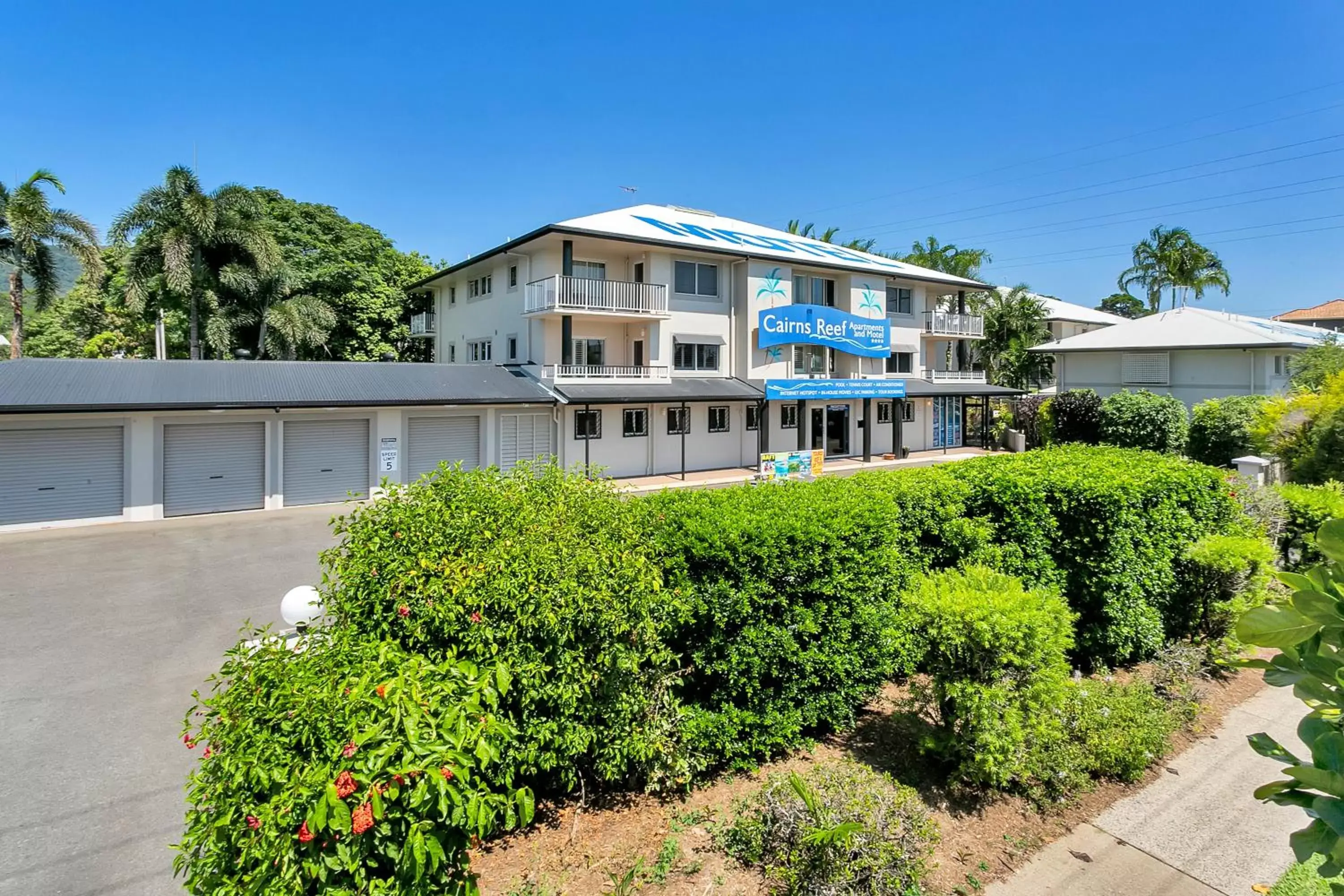 Facade/entrance, Property Building in Cairns Reef Apartments & Motel