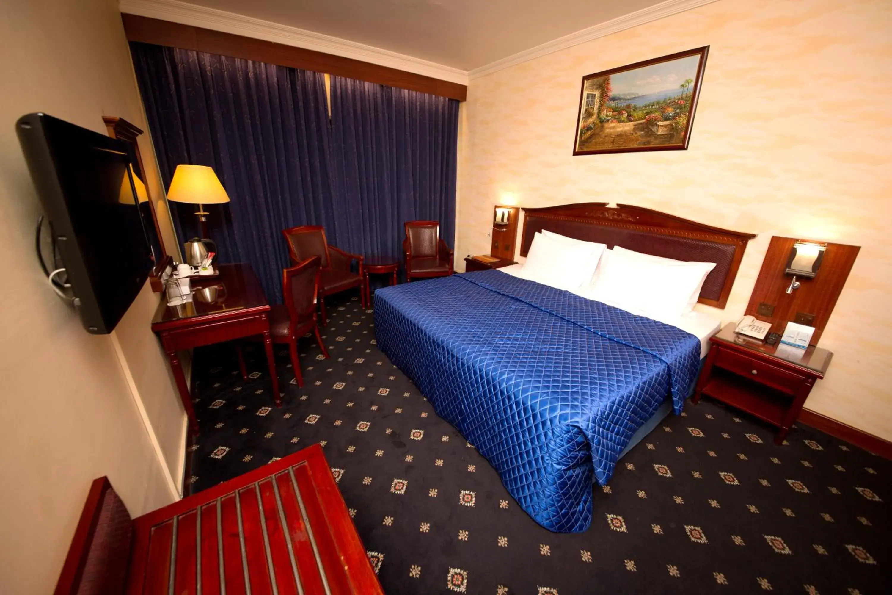 Photo of the whole room, Bed in Mount Royal Hotel