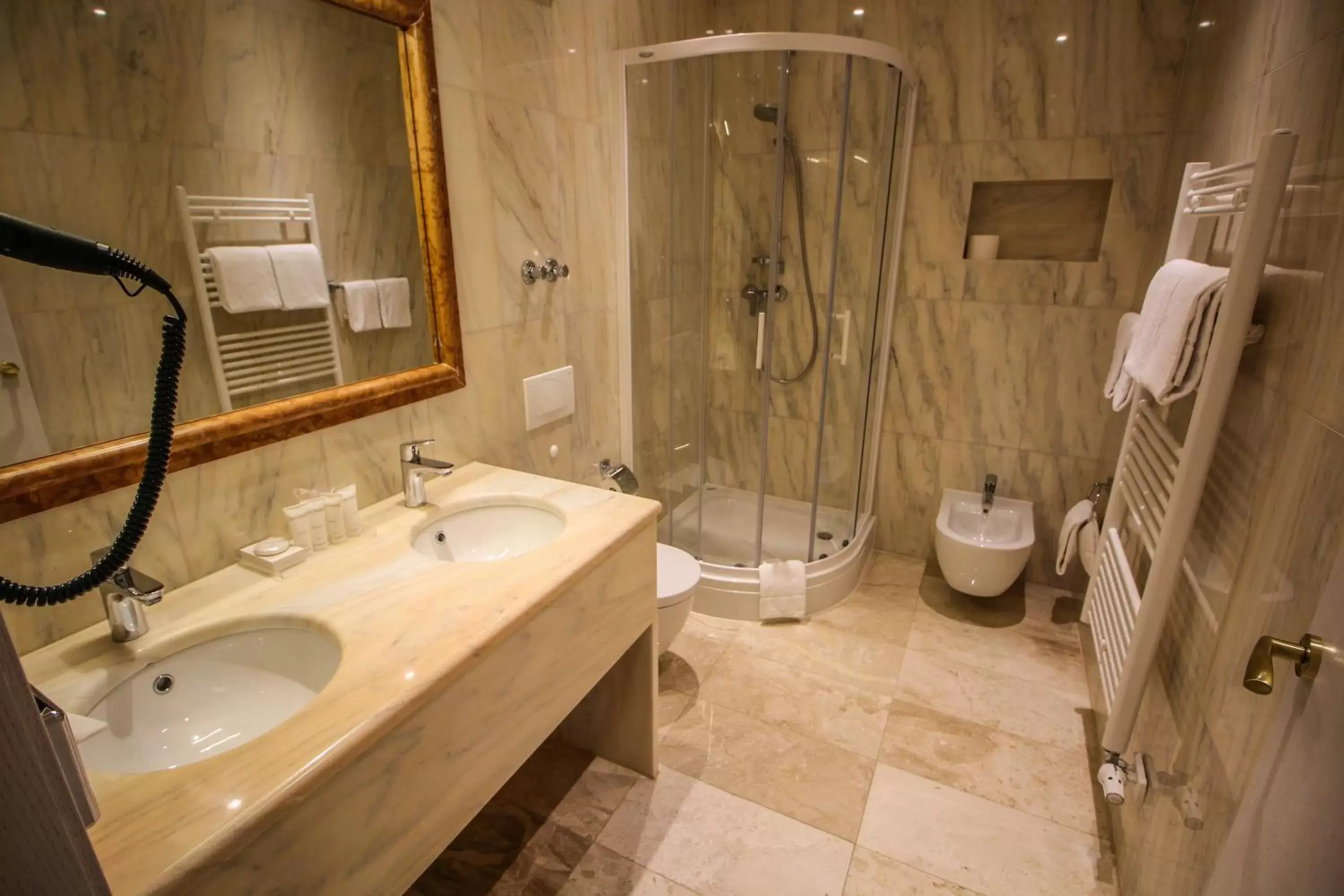 Shower, Bathroom in Grand Hotel Palladium