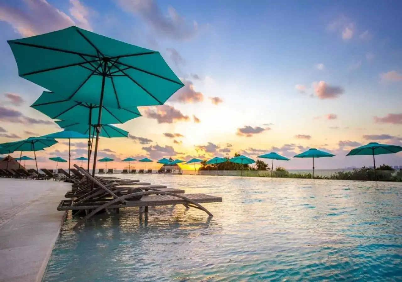 Swimming pool in Dreams Vista Cancun Golf & Spa Resort