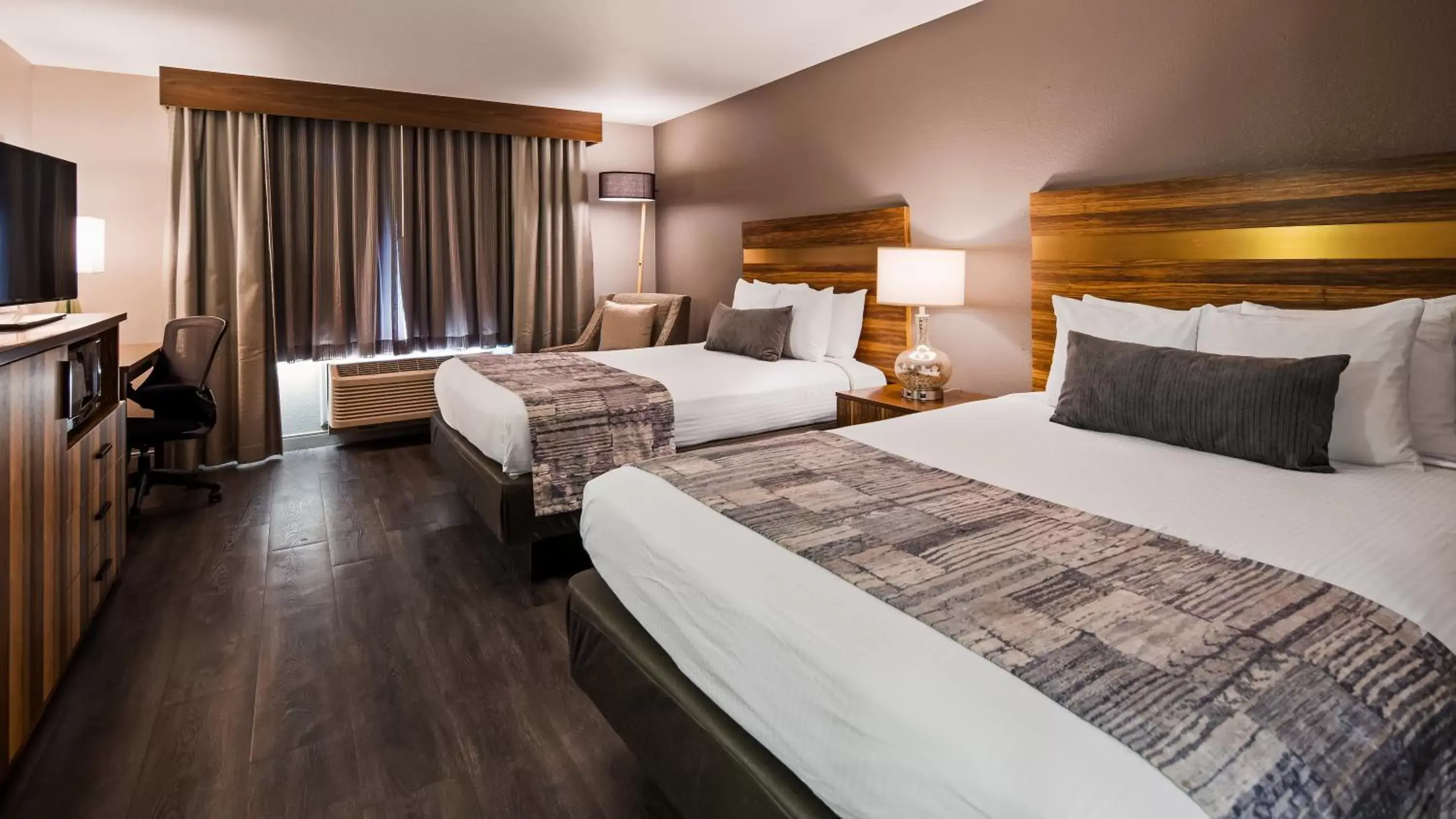 Bed in Best Western Cedar Inn & Suites