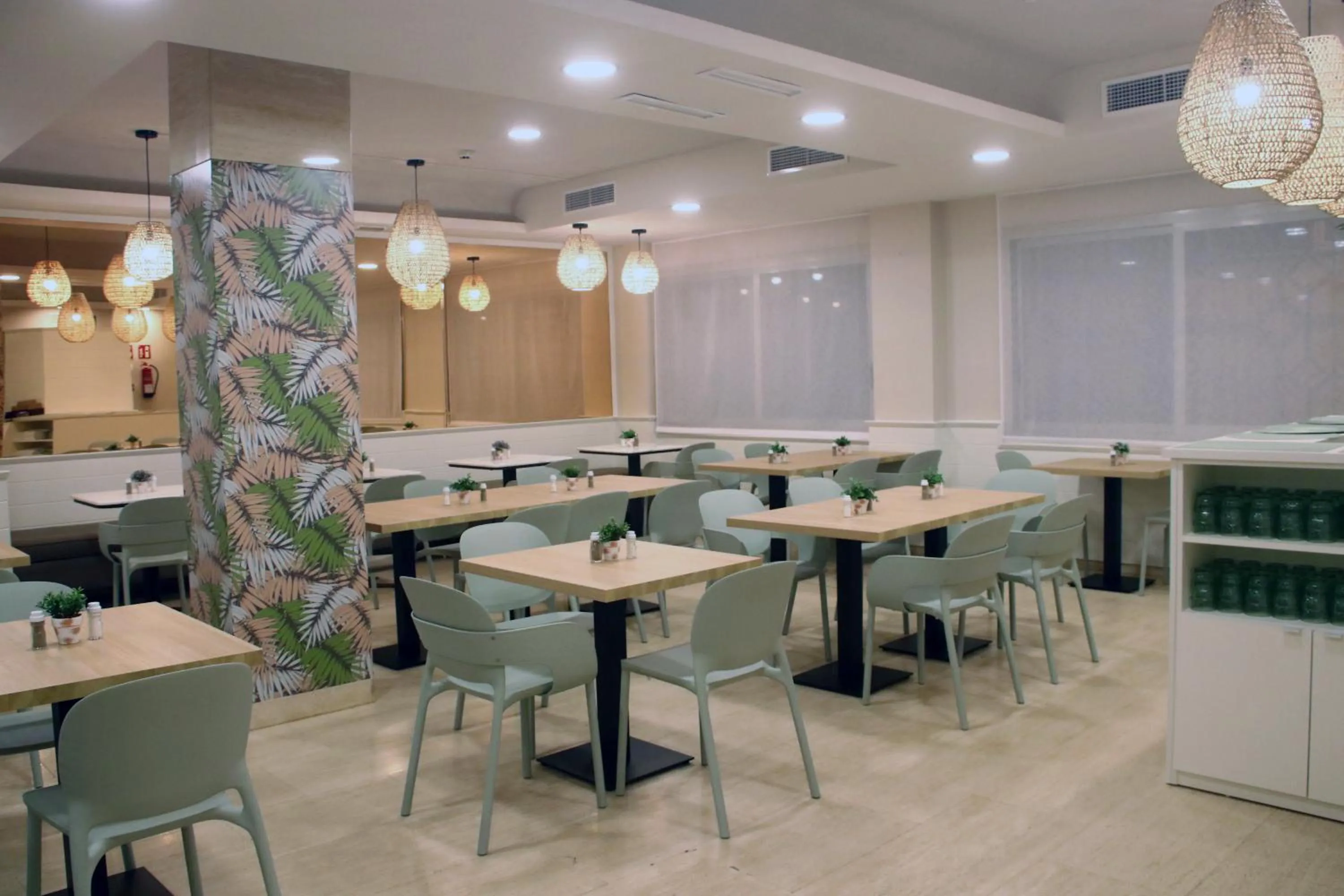 Restaurant/places to eat in Hotel Miramar