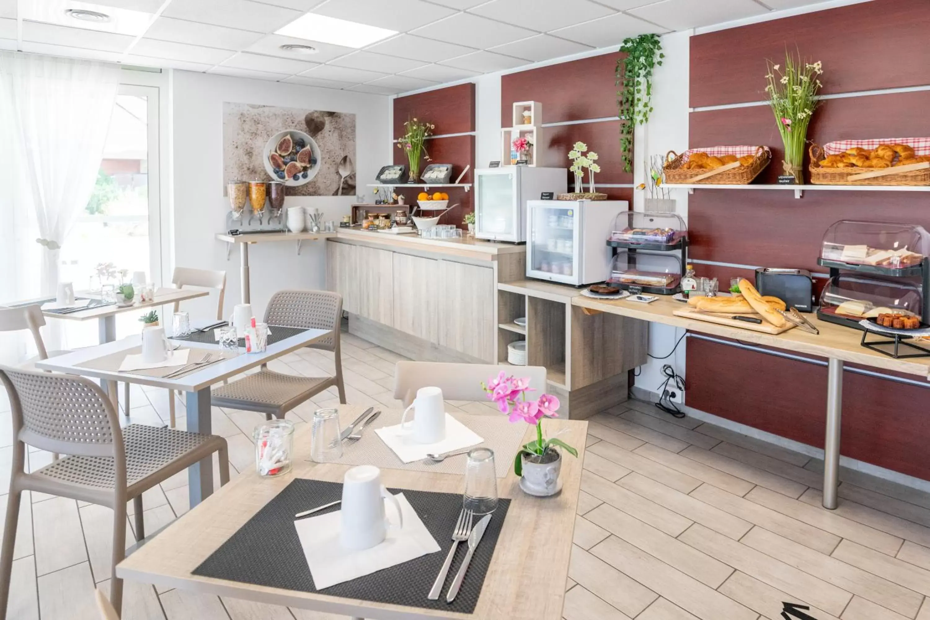 Breakfast, Restaurant/Places to Eat in Zenitude Hôtel-Résidences Cannes Mandelieu Confort