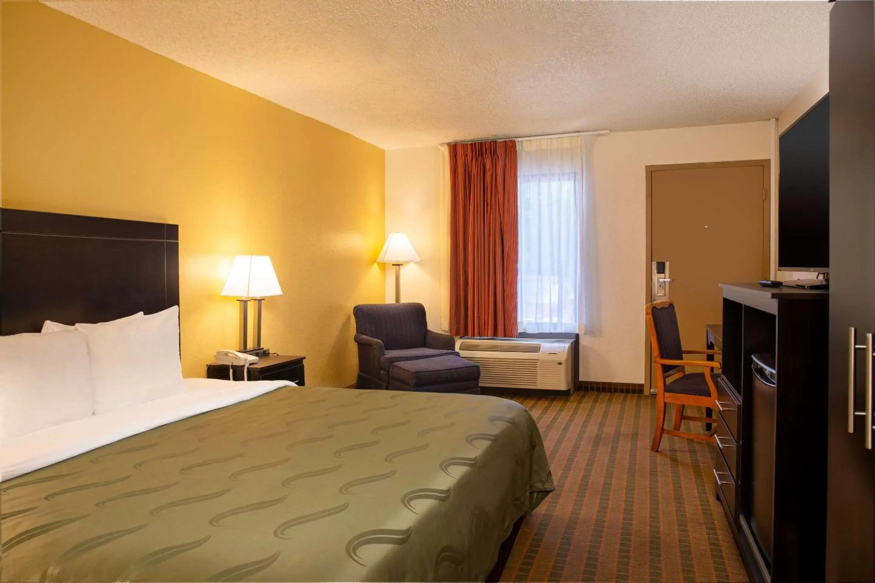 Photo of the whole room, Room Photo in Quality Inn at Arlington Highlands