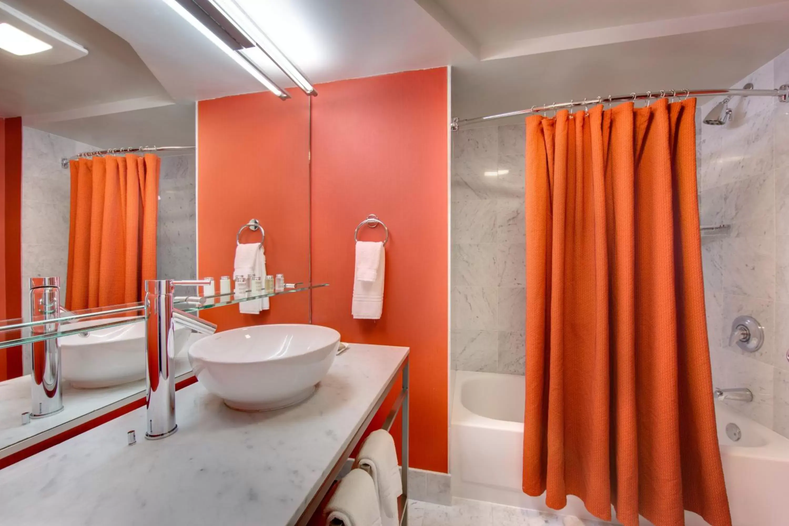 Shower, Bathroom in Hotel Murano