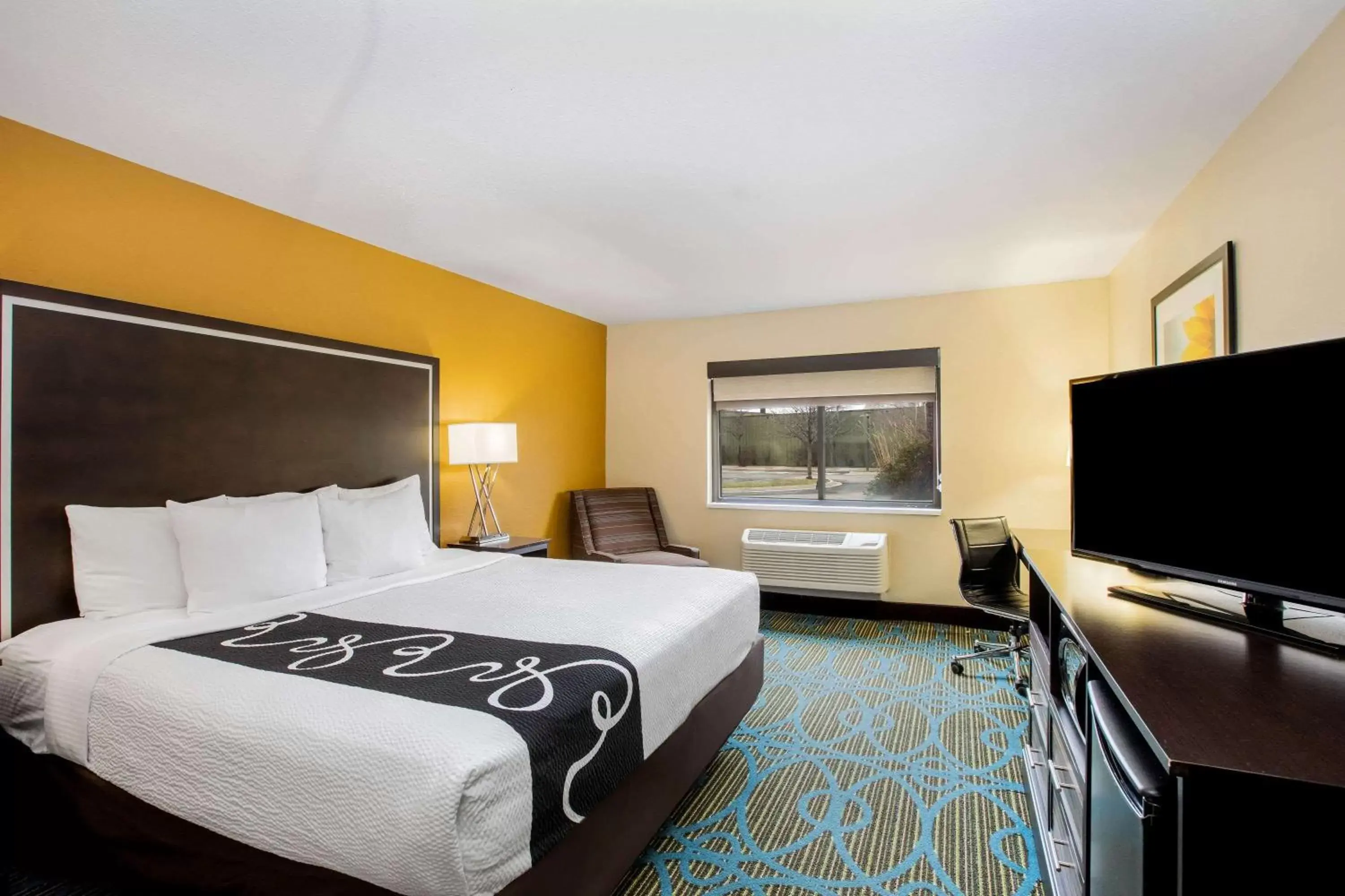 Photo of the whole room, Bed in La Quinta Inn & Suites by Wyndham Emporia