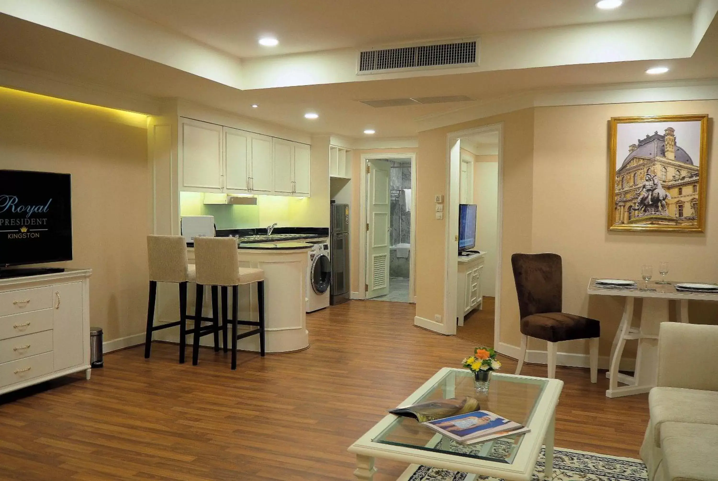 Living room, Kitchen/Kitchenette in Kingston Suites Bangkok