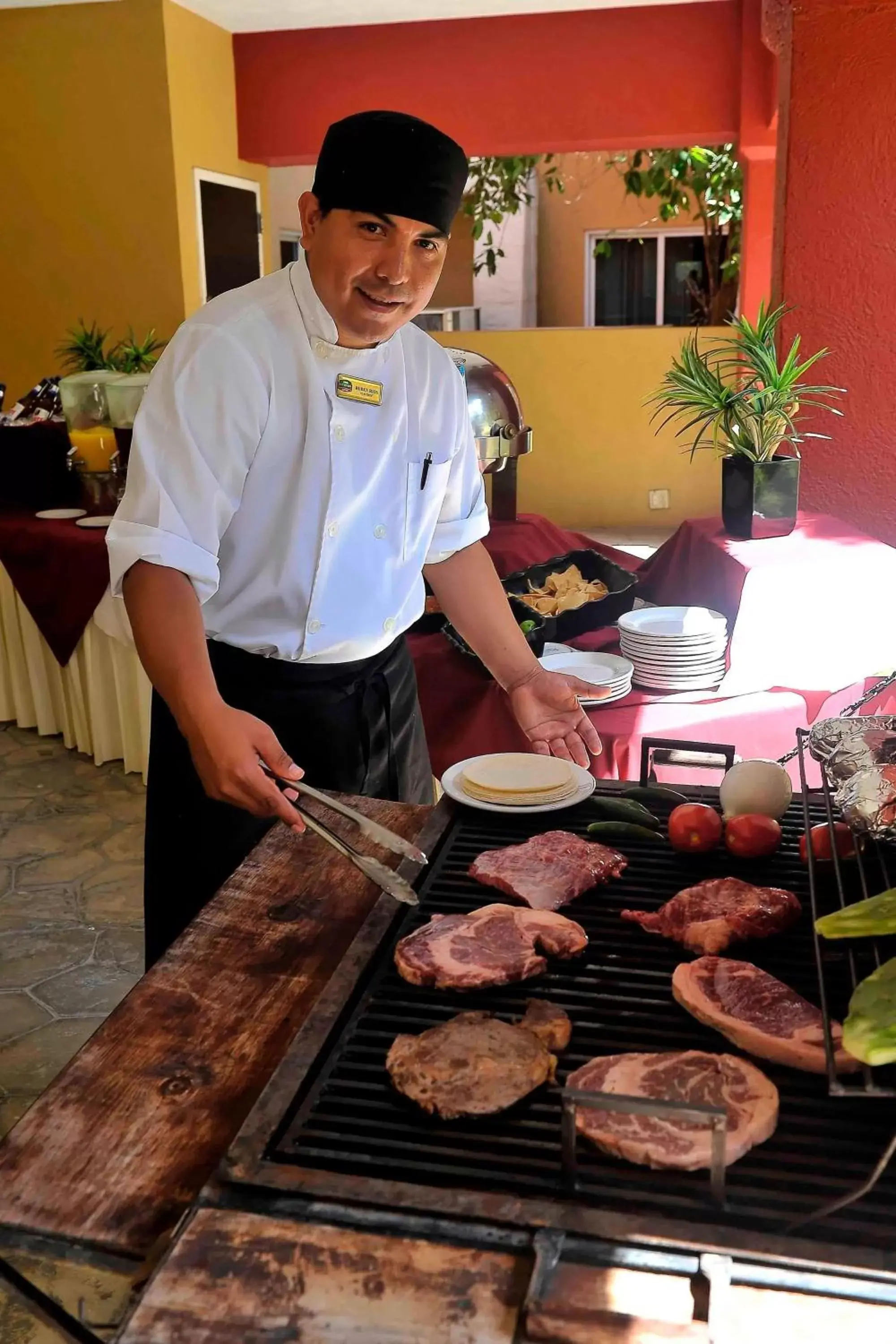 Restaurant/places to eat, Staff in Courtyard Monterrey Airport