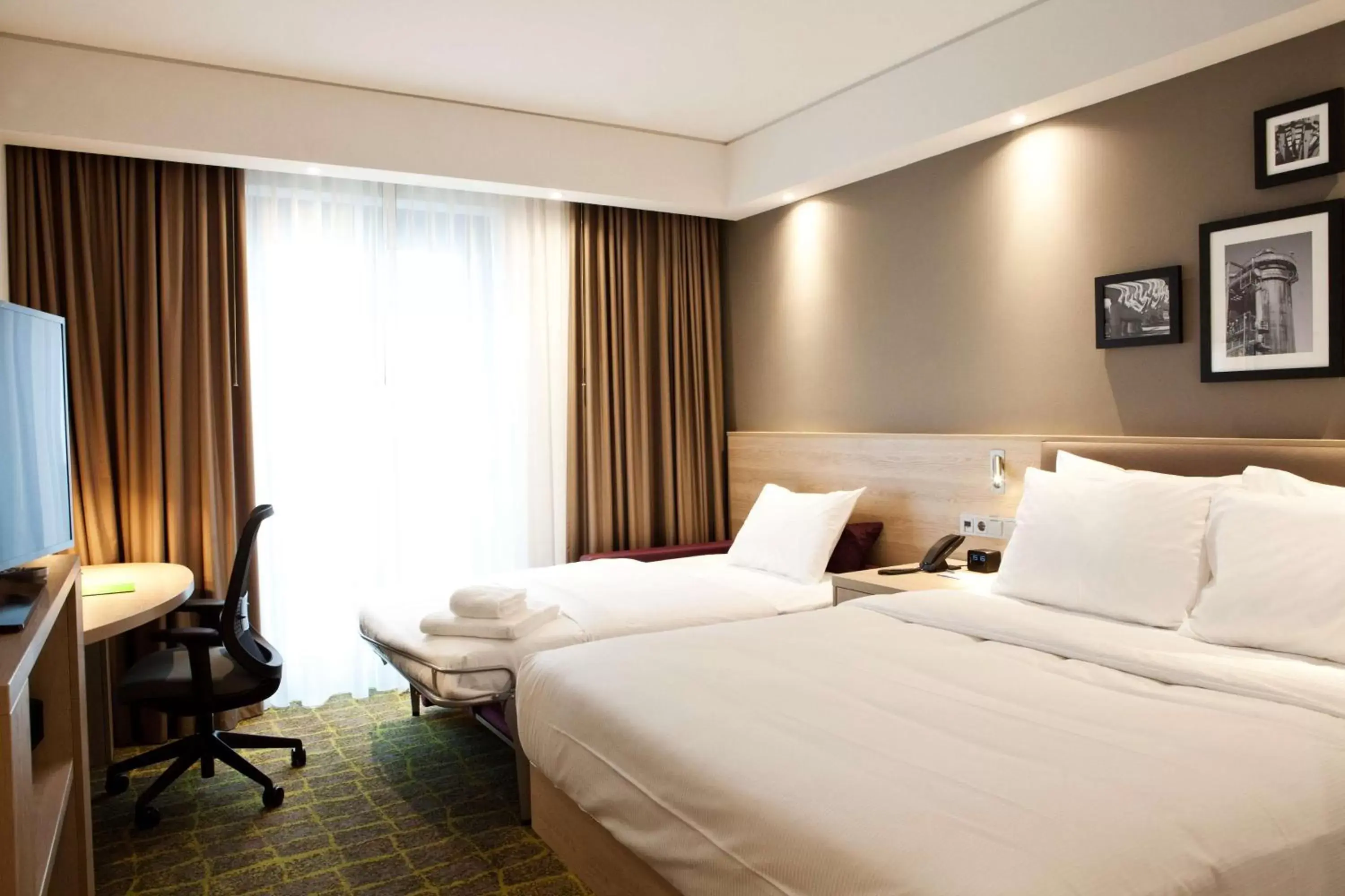 Bedroom, Bed in Hampton By Hilton Dortmund Phoenix See Bedroom, Bed in Hampton By Hilton Dortmund Phoenix See