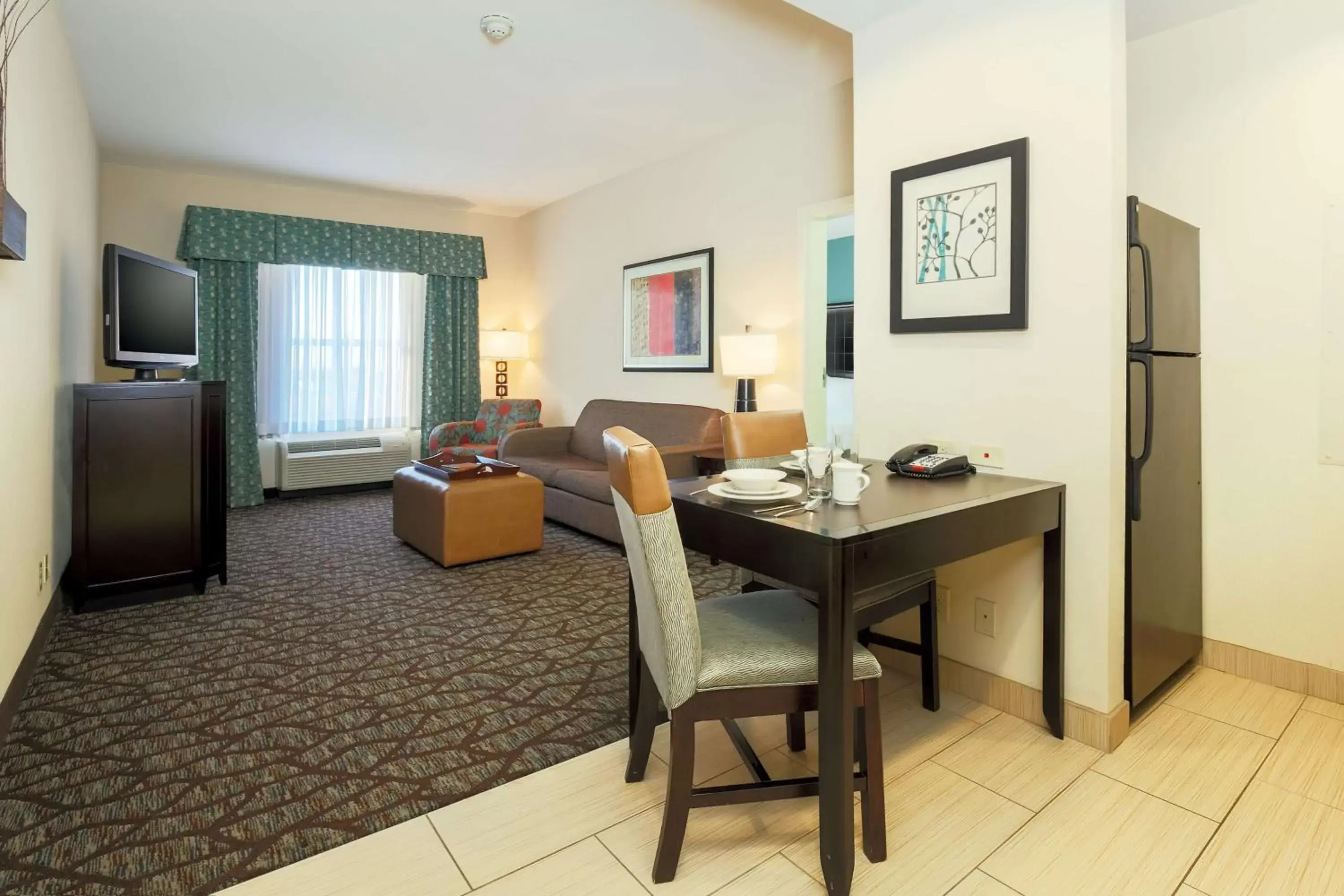 Kitchen or kitchenette, Dining Area in Homewood Suites by Hilton Lawton
