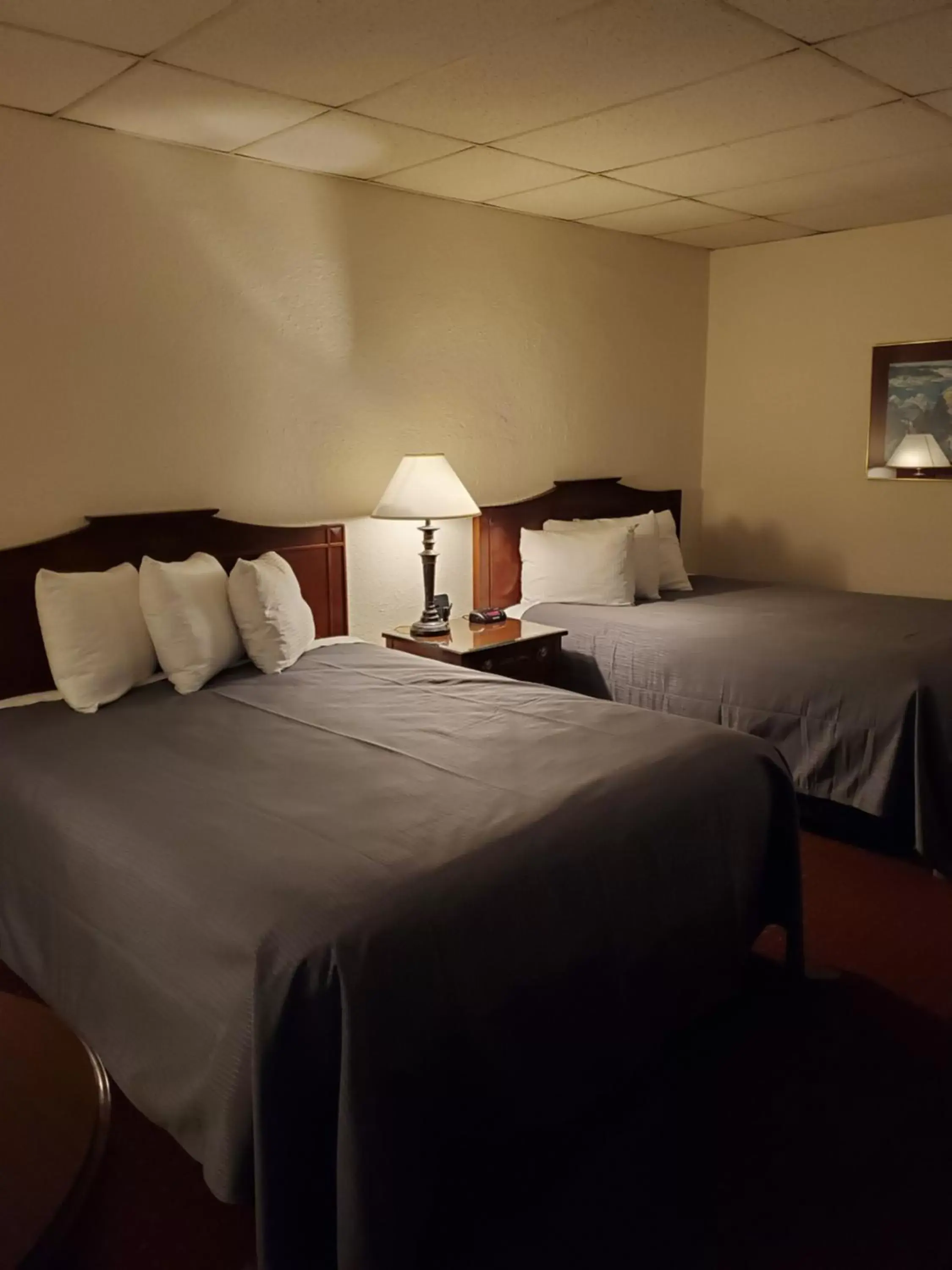 Bed in Fireside Inn and Suites Bangor