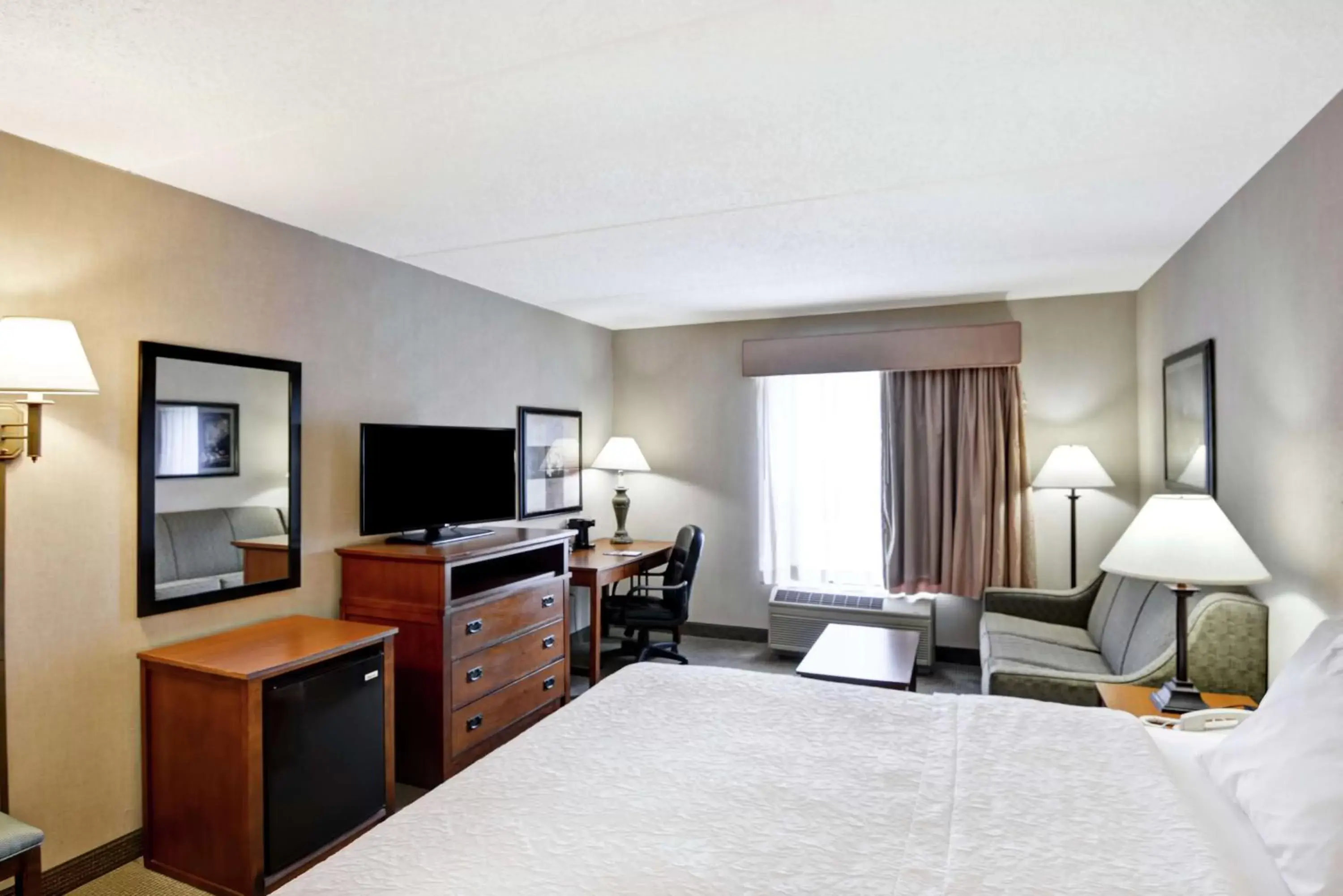 Bedroom, TV/Entertainment Center in Hampton Inn Bloomsburg