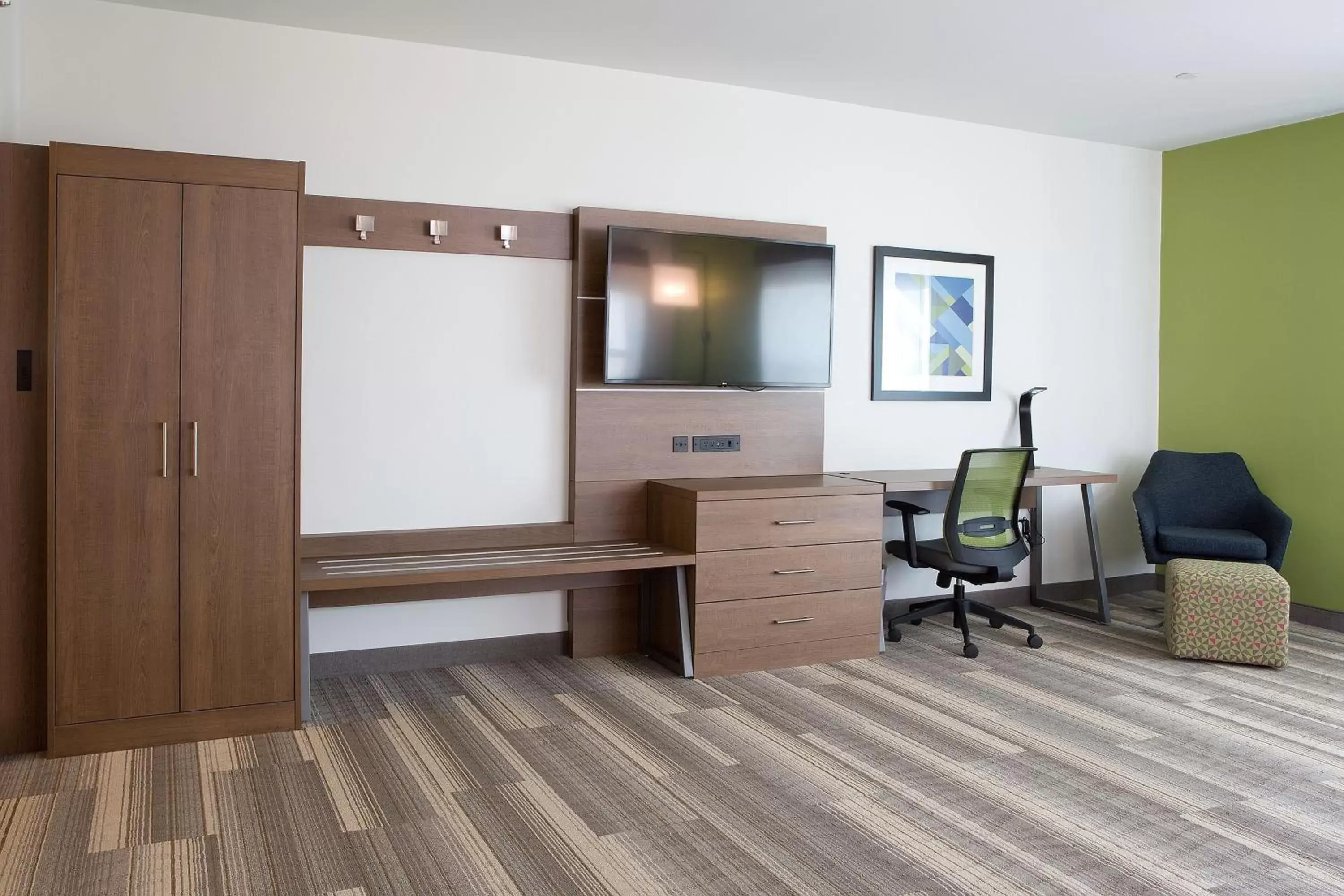 Bedroom, TV/Entertainment Center in Holiday Inn Express & Suites - Edmonton SW – Windermere, an IHG Hotel