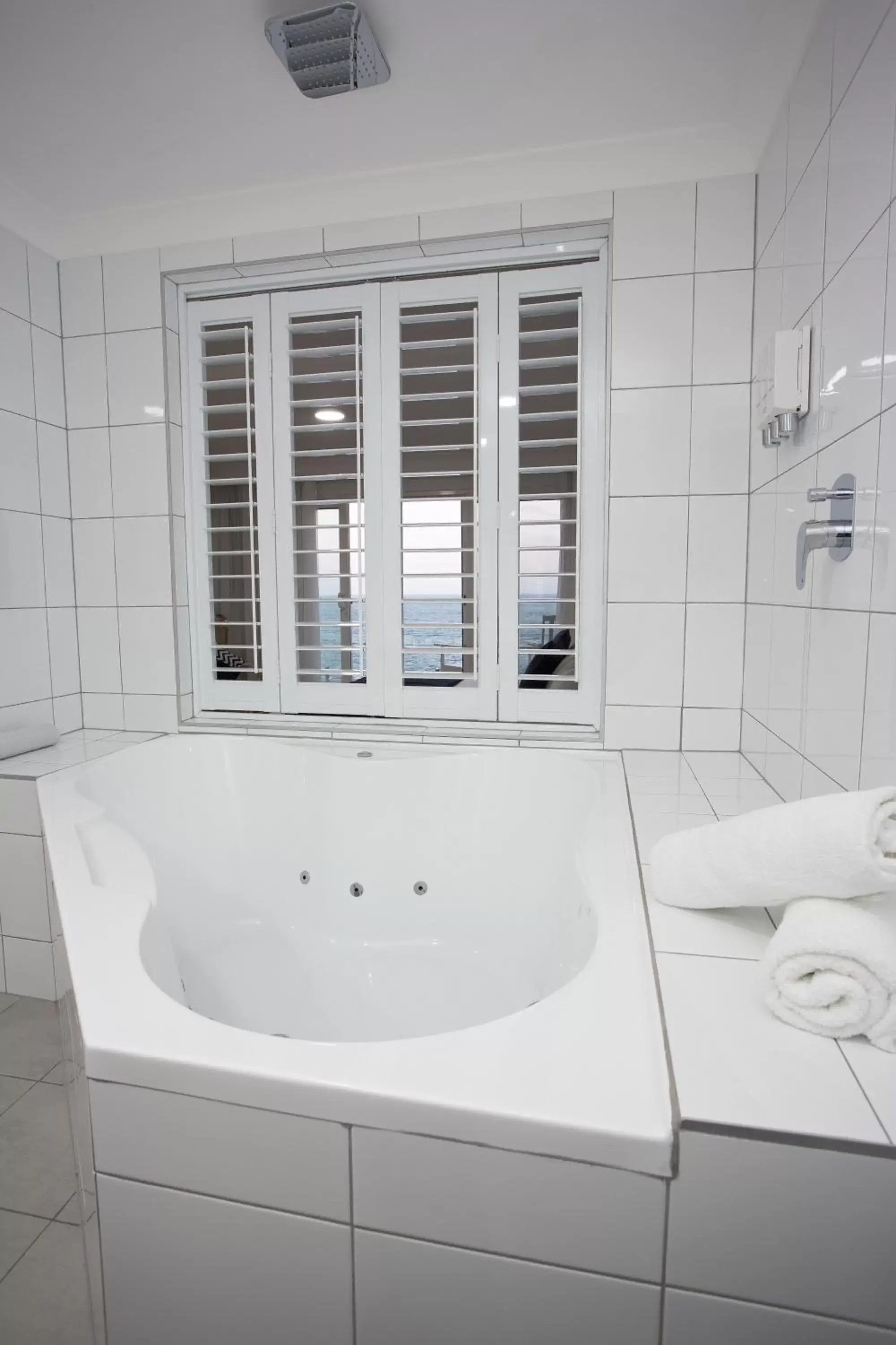 Shower, Bathroom in Ocean Front Motel