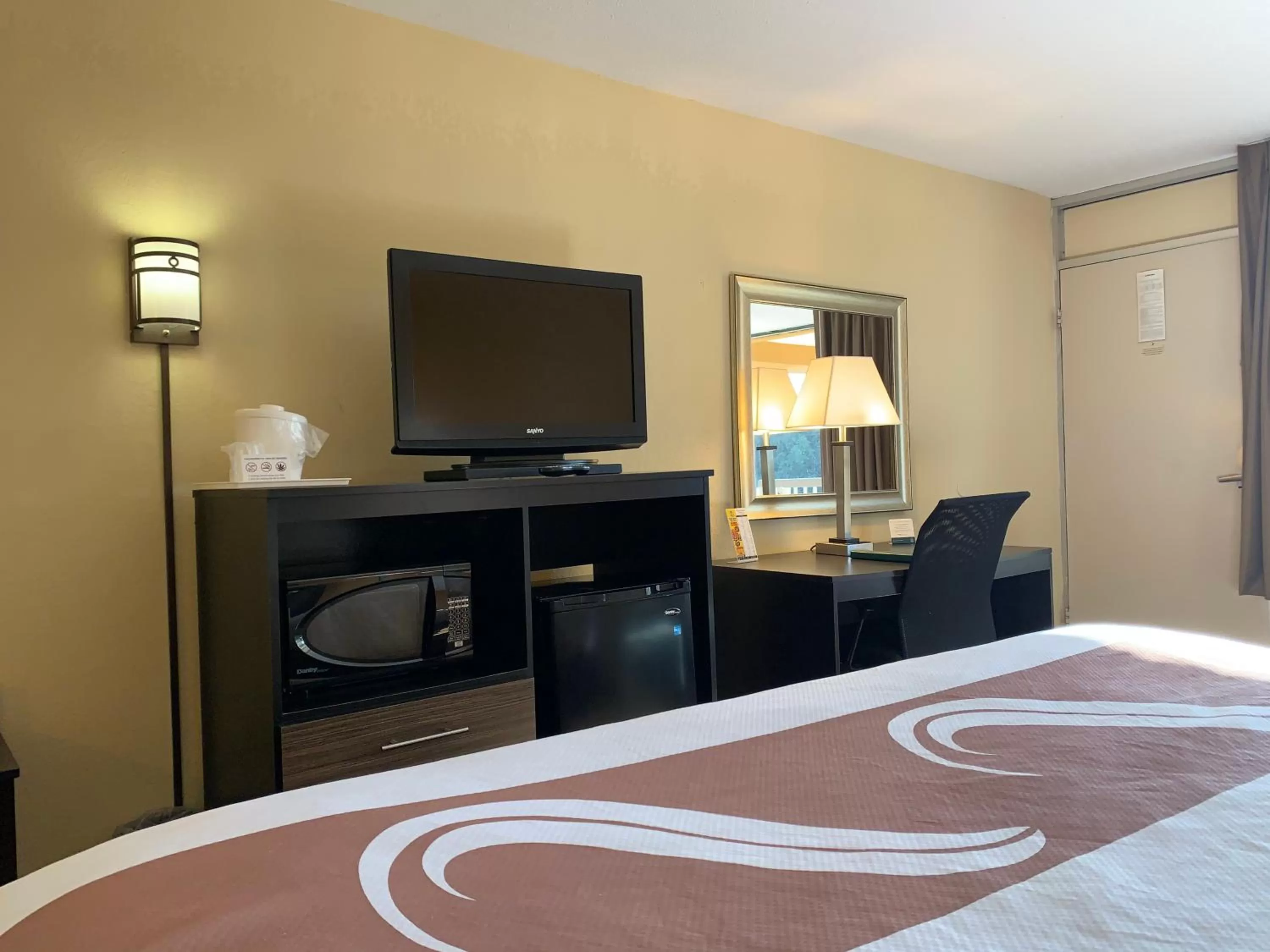 TV and multimedia, Bed in Quality Inn University Area