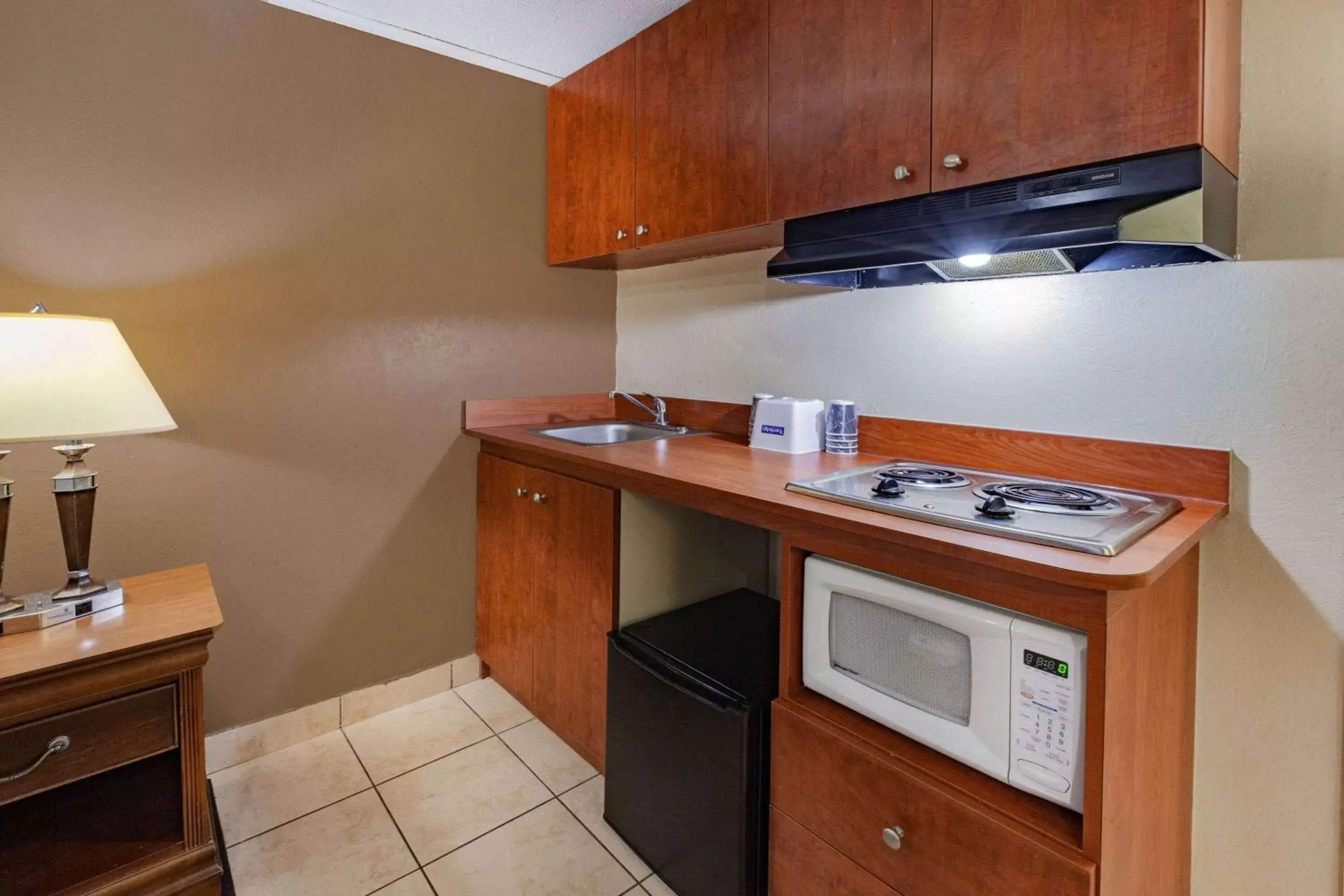 Photo of the whole room, Kitchen/Kitchenette in Travelodge by Wyndham Monroe