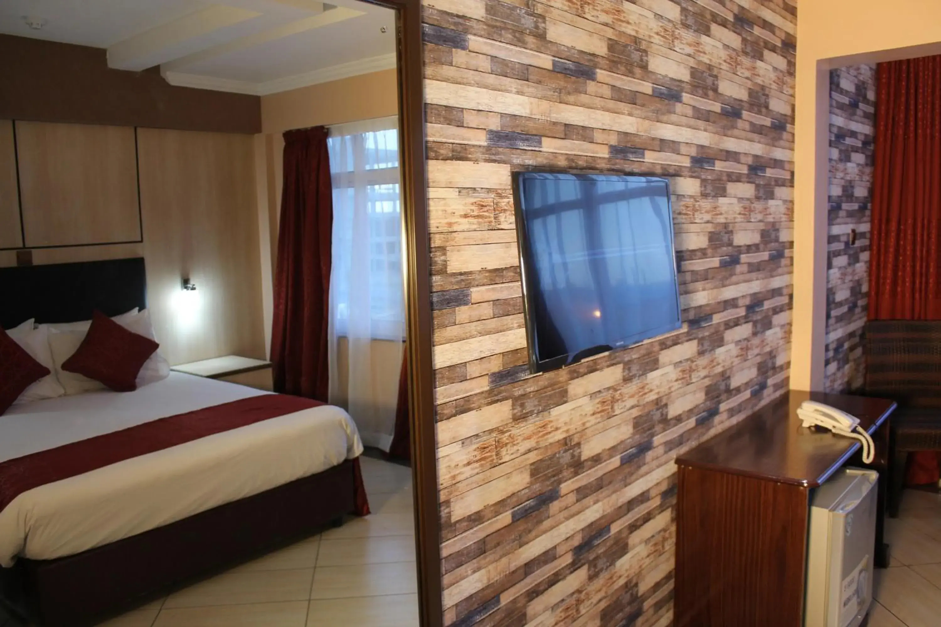 Bed, TV/Entertainment Center in Airport Landing Hotel