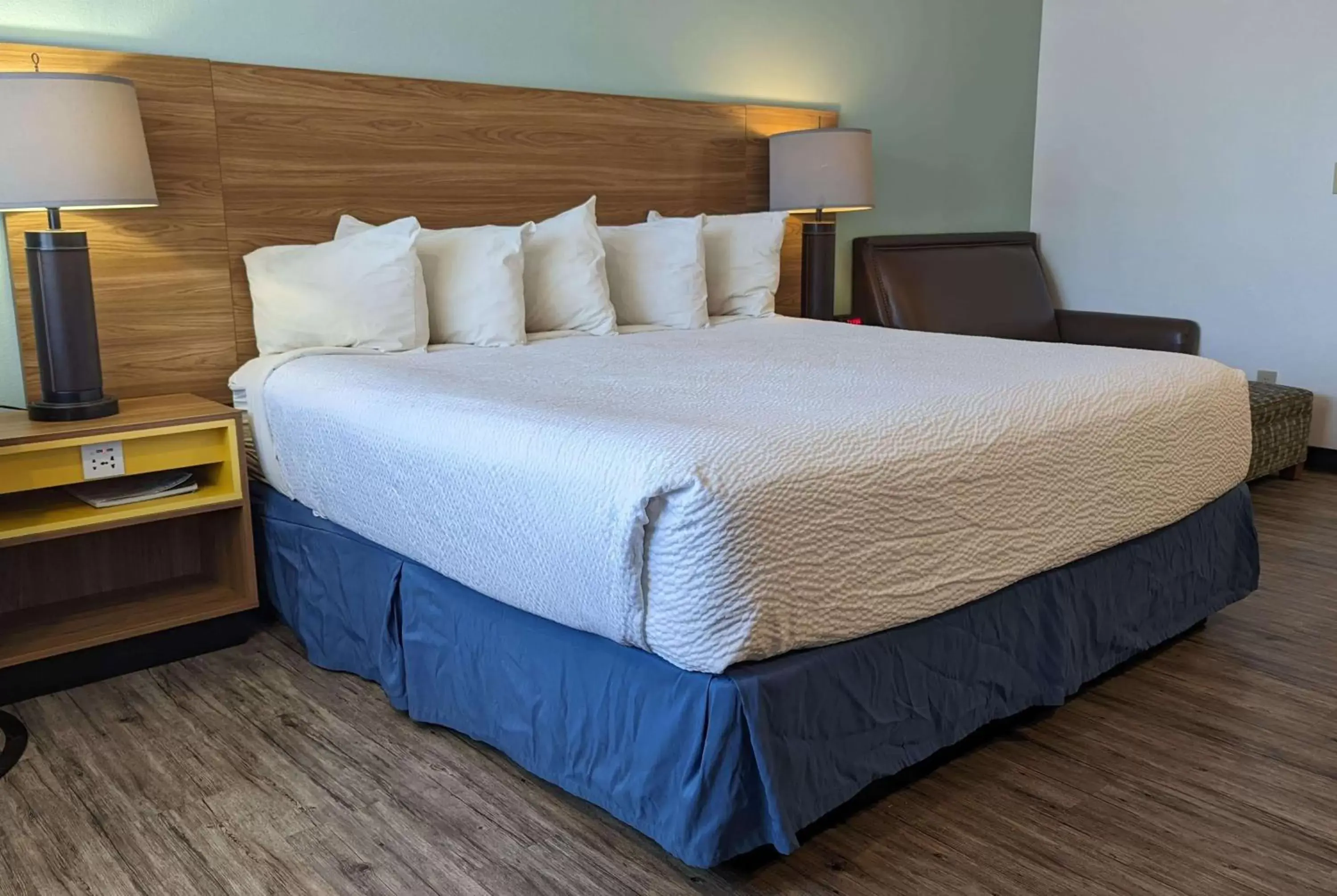 Bedroom, Bed in Days Inn by Wyndham Lake Havasu