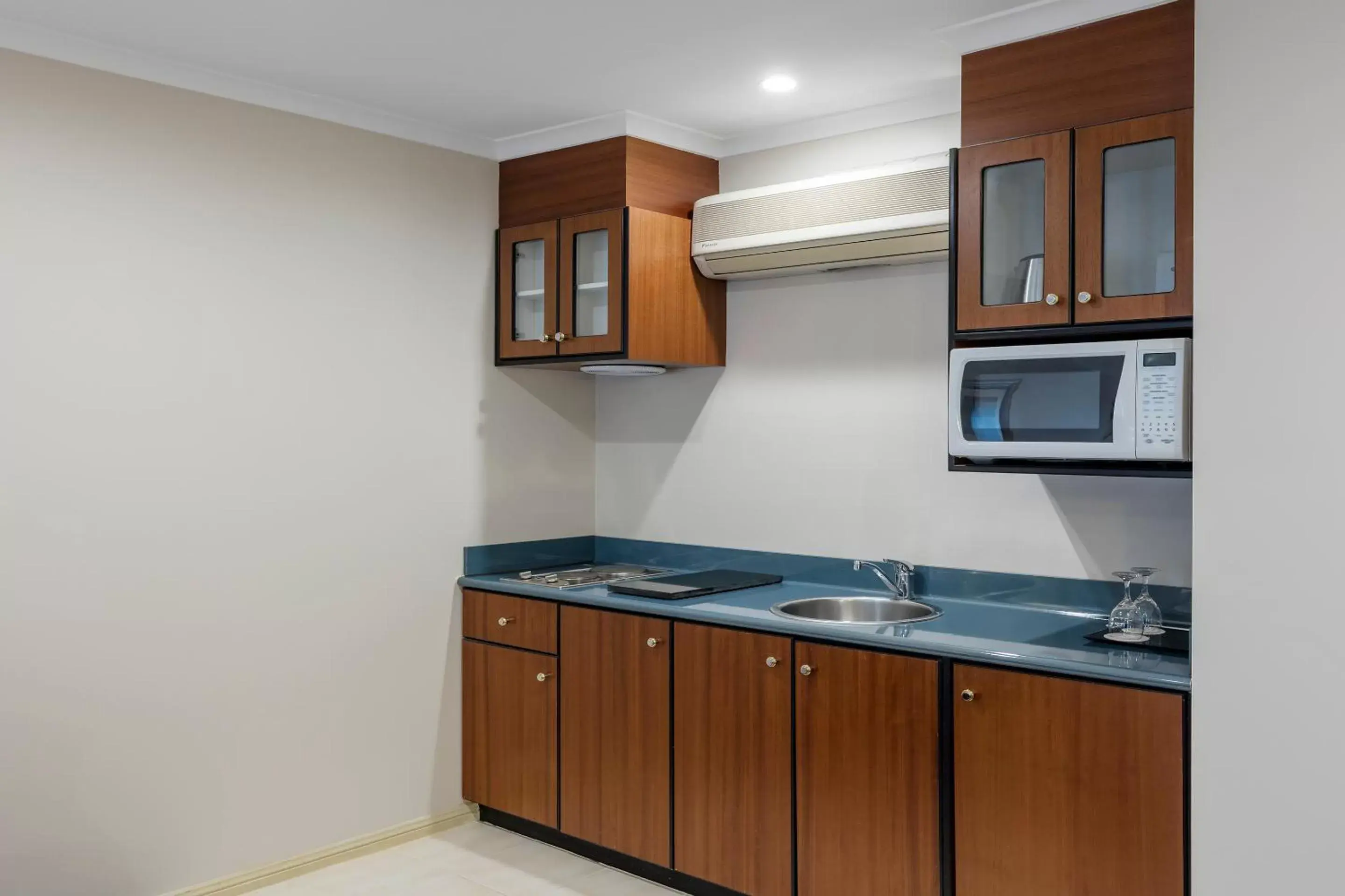 Kitchen or kitchenette, Kitchen/Kitchenette in Quality Hotel Canterbury International