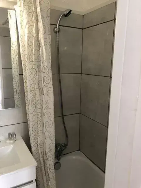 Bathroom in Hôtel Confort