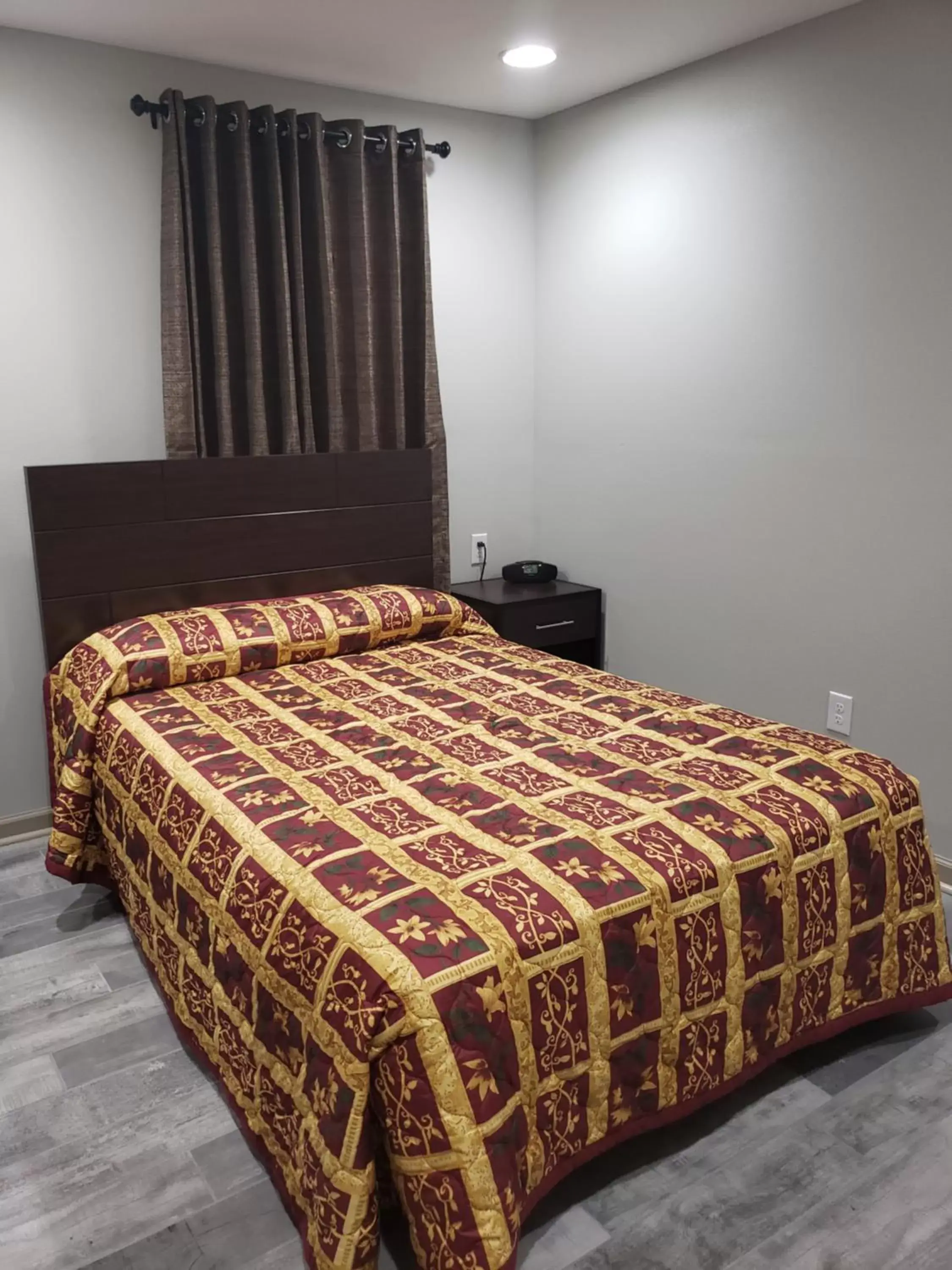 Bed in Budget Inn & Suites Baton Rouge