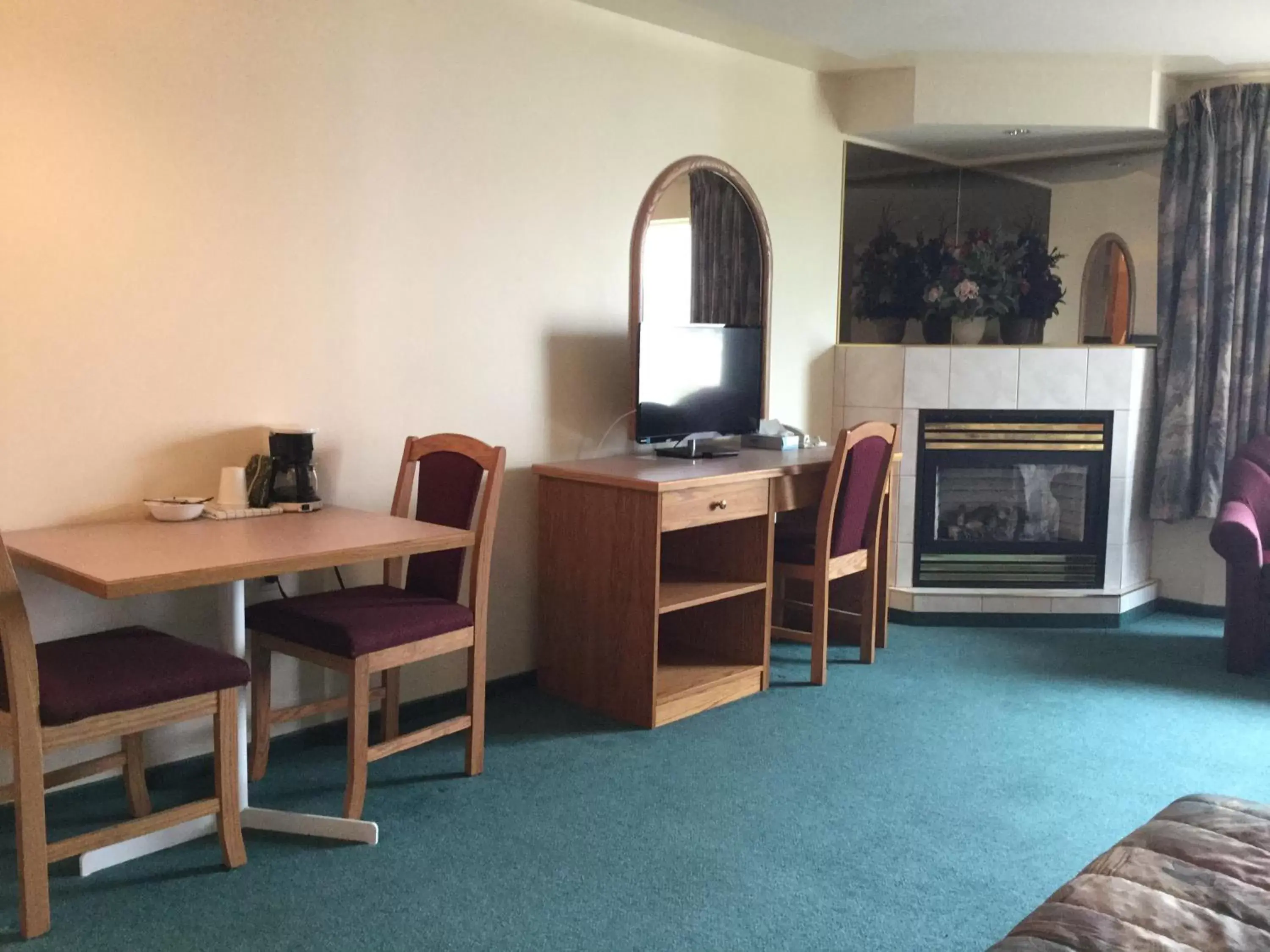 TV and multimedia, TV/Entertainment Center in Western Budget Motel East Red Deer