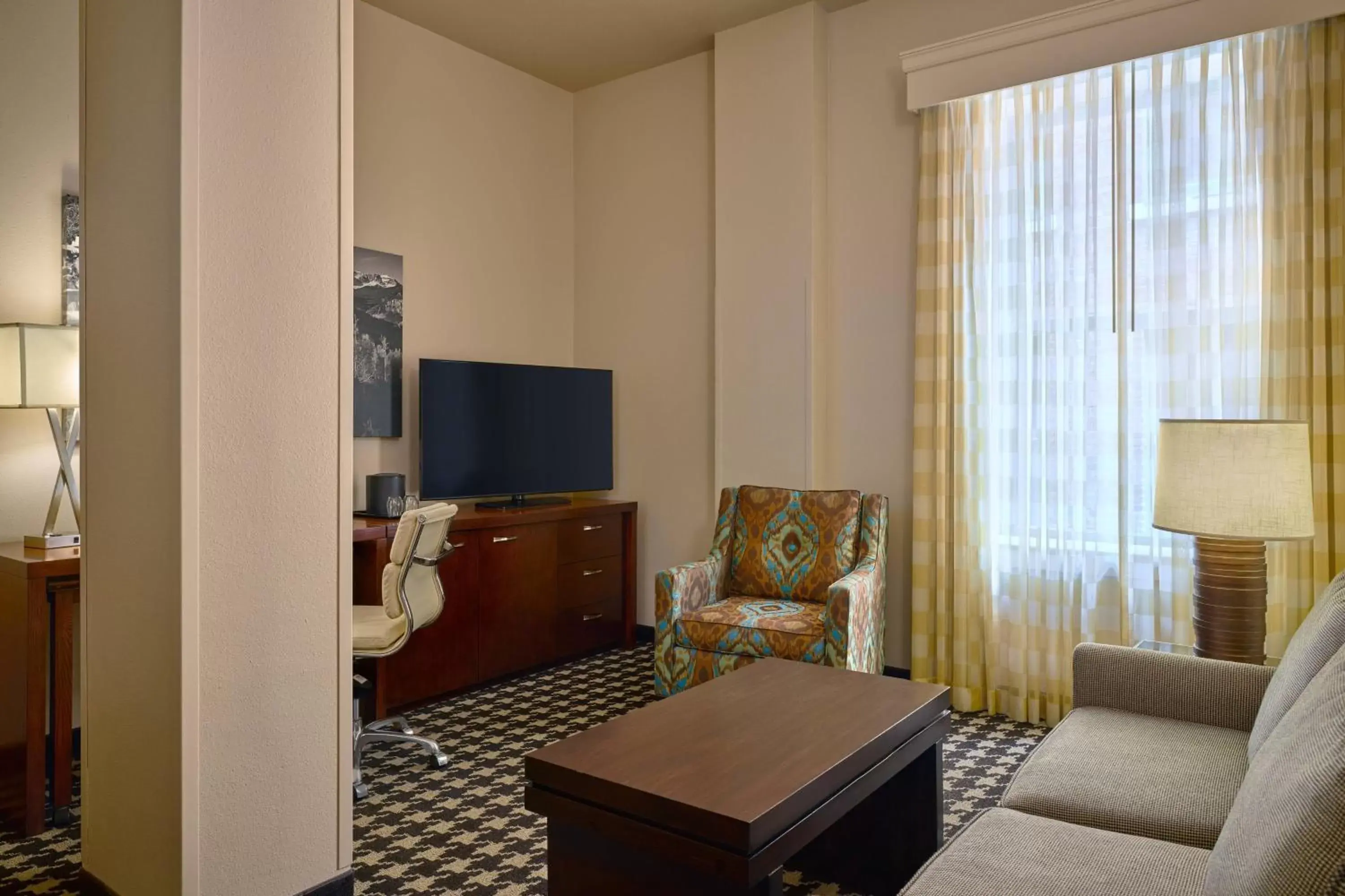 Living room, TV/Entertainment Center in Courtyard by Marriott Denver Downtown