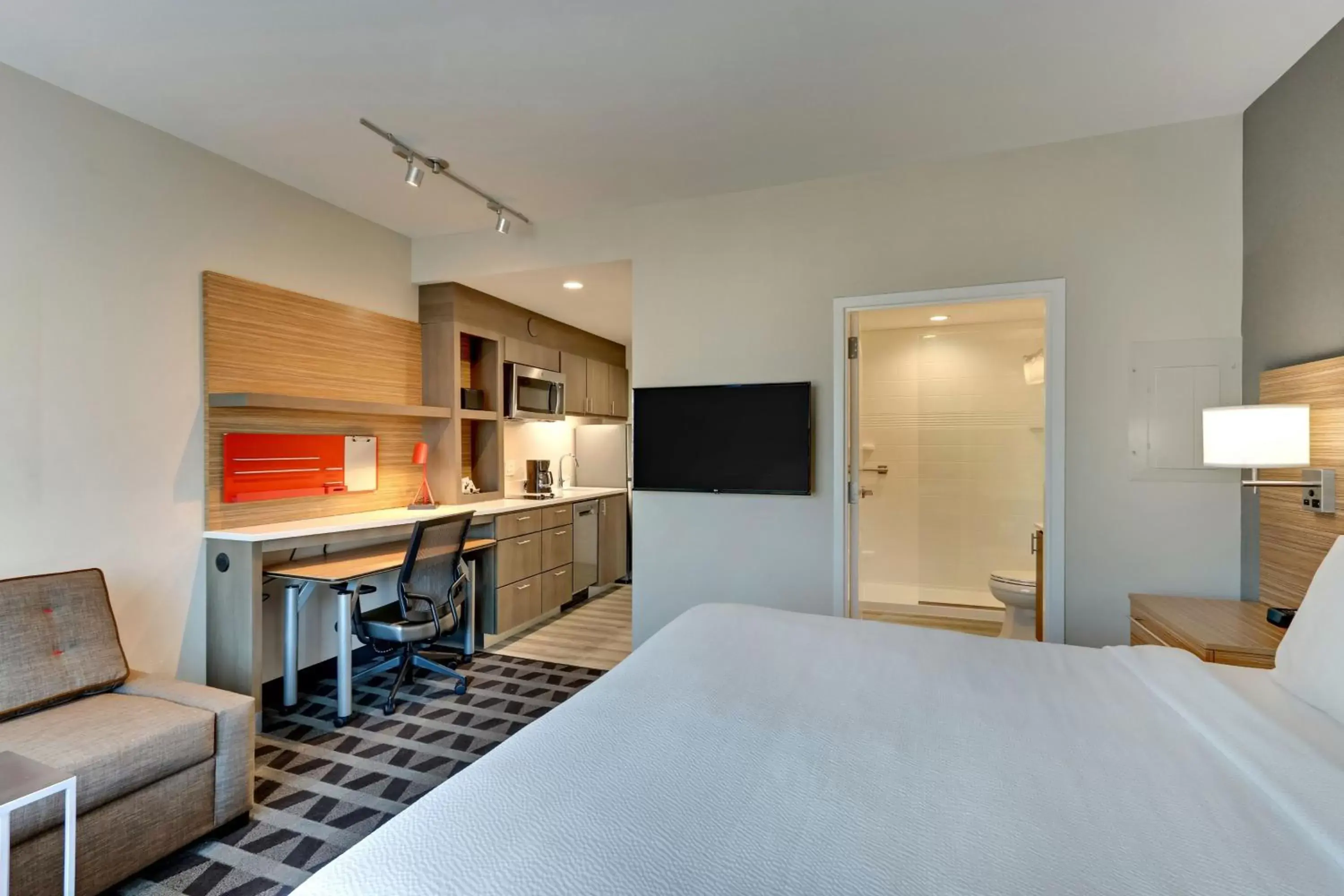 Bedroom, TV/Entertainment Center in TownePlace Suites by Marriott Houston Northwest Beltway 8