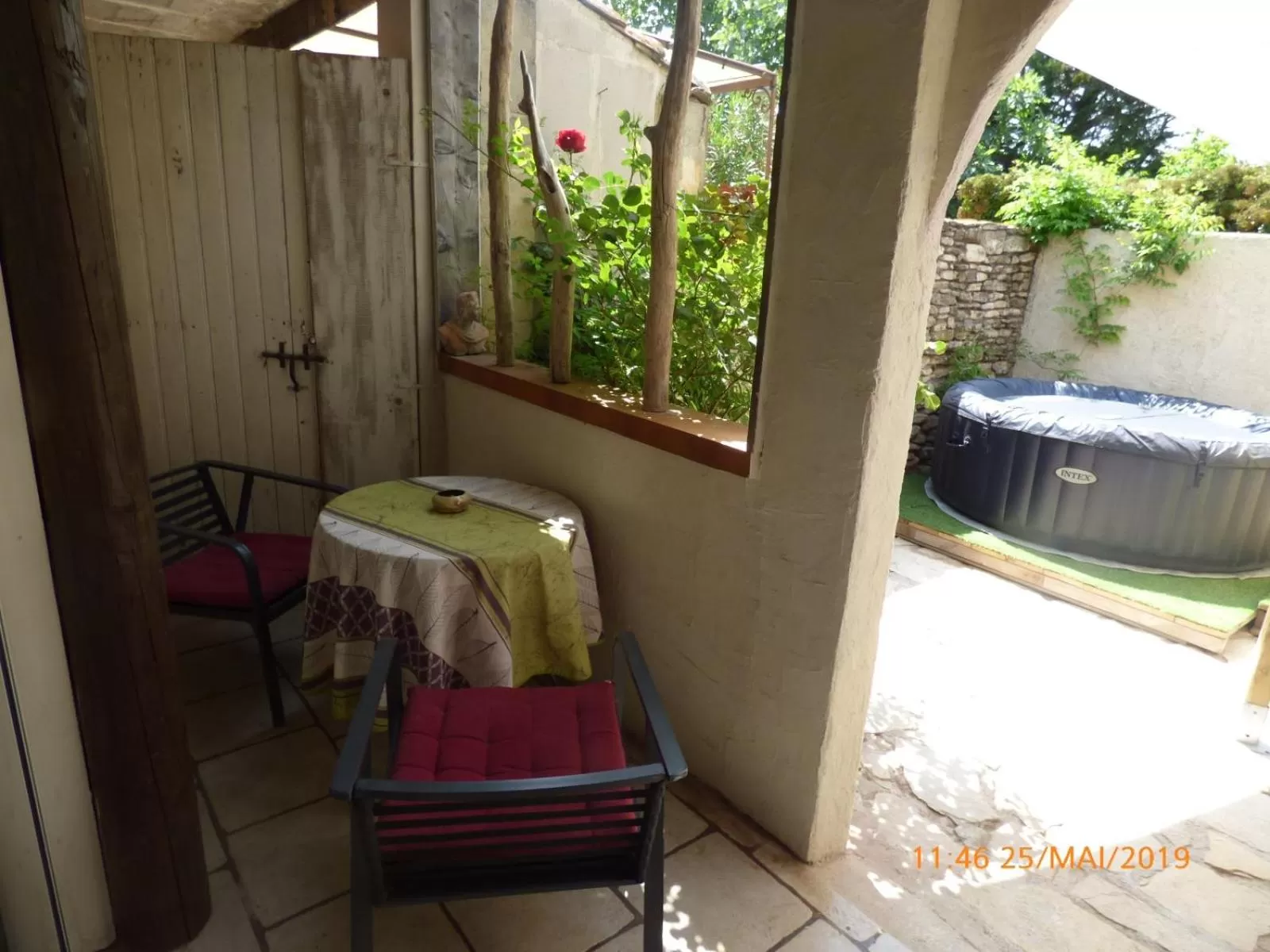 Patio in MAS MAURANE-Chambre d'hôte avec SPA privé aux portes d'ARLES