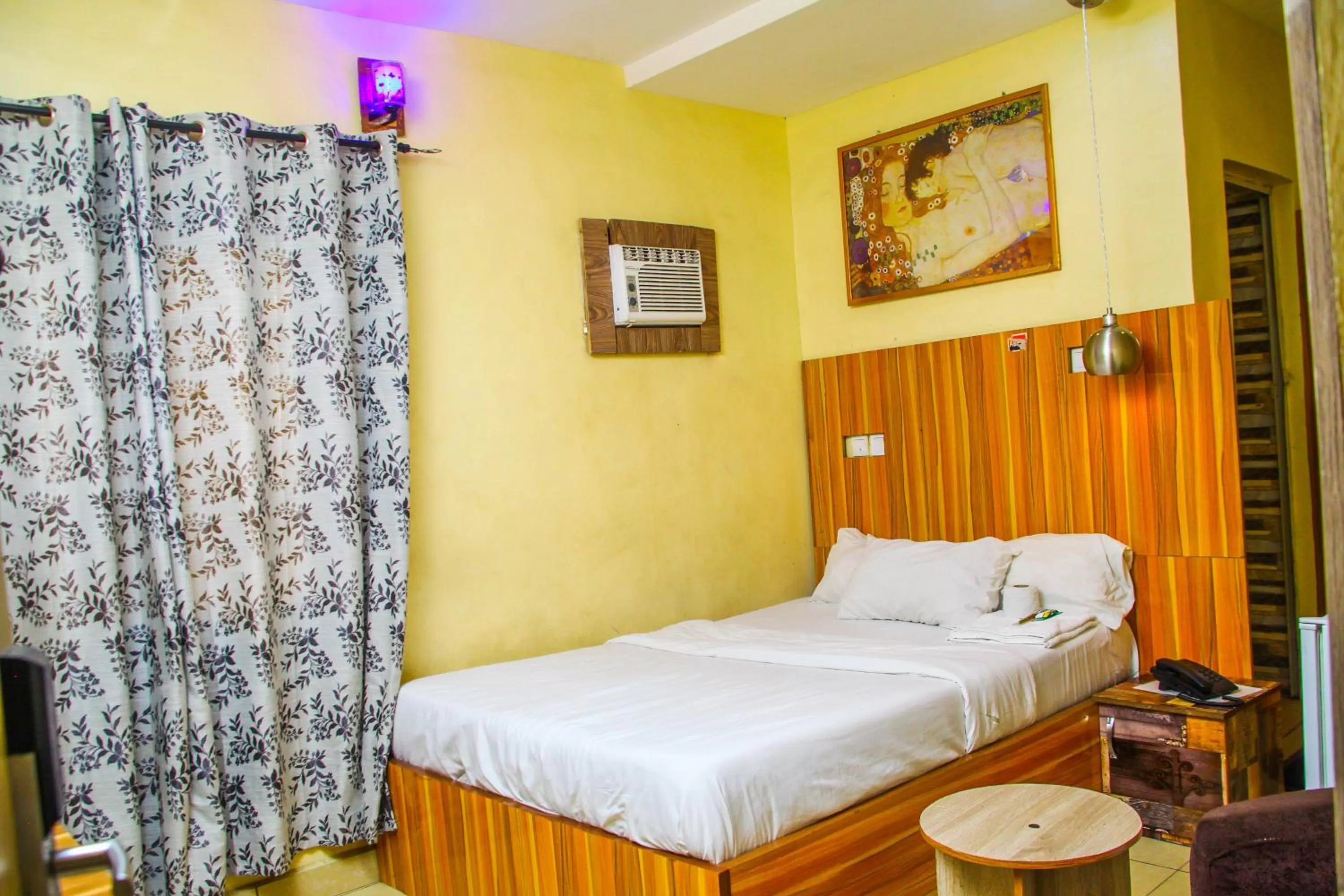 Bedroom, Bed in ONTARIO SUITES