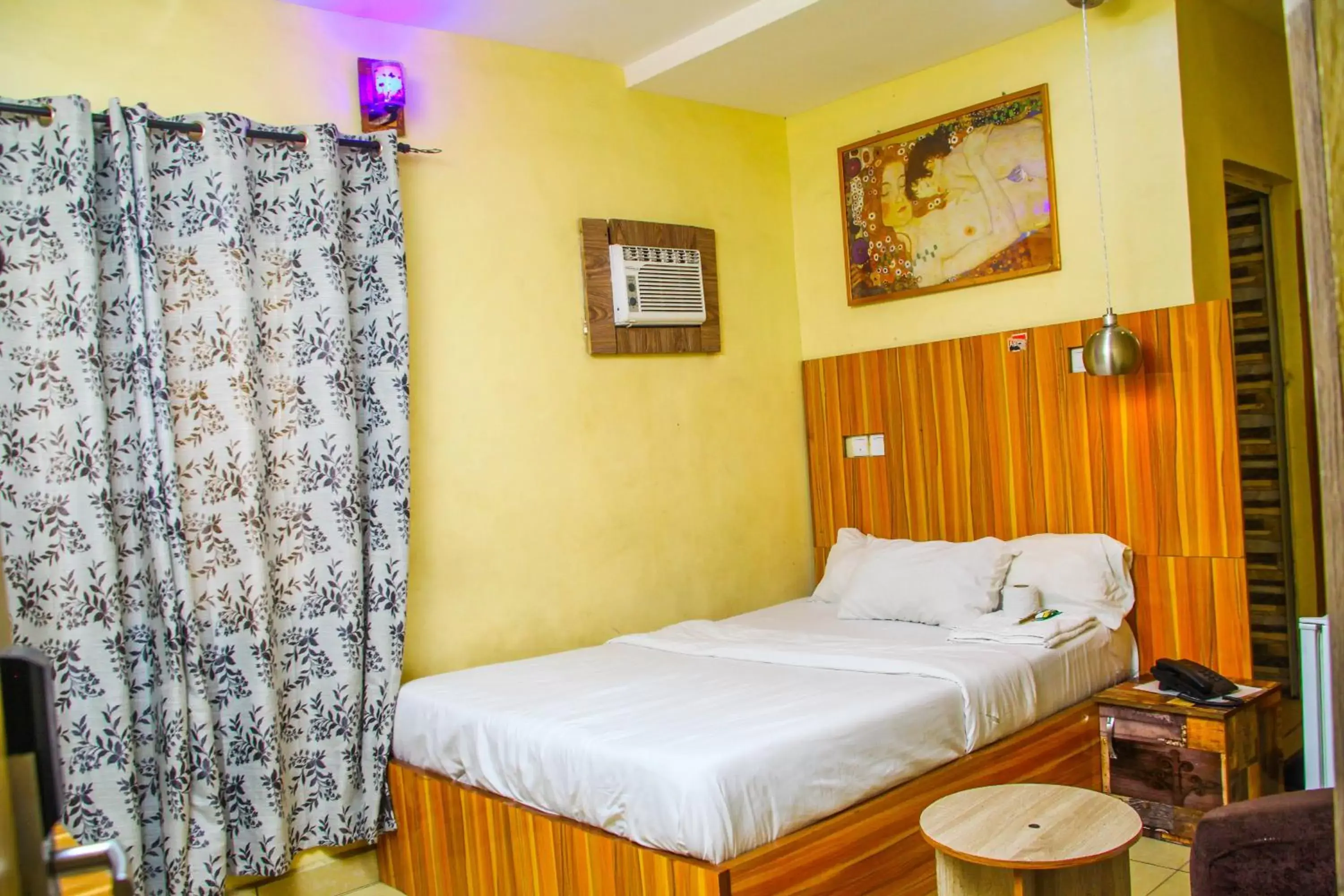 Standard King Room in ONTARIO SUITES Standard King Room in ONTARIO SUITES