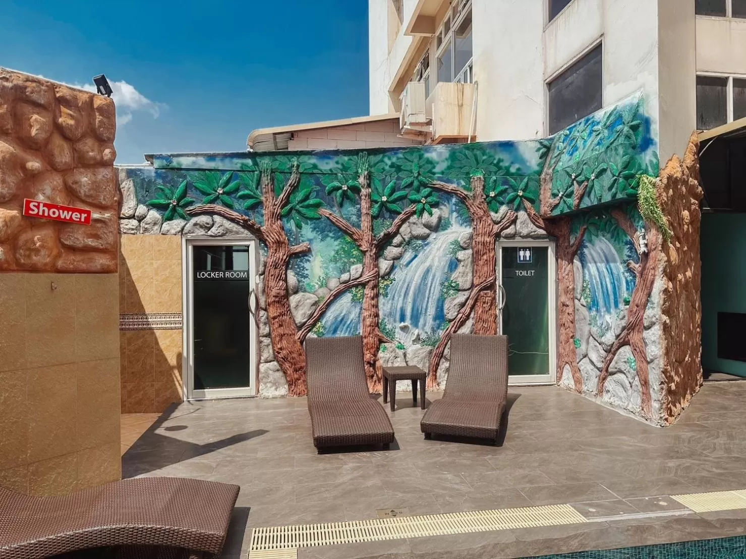 Swimming pool in Hotel De Khuvieng