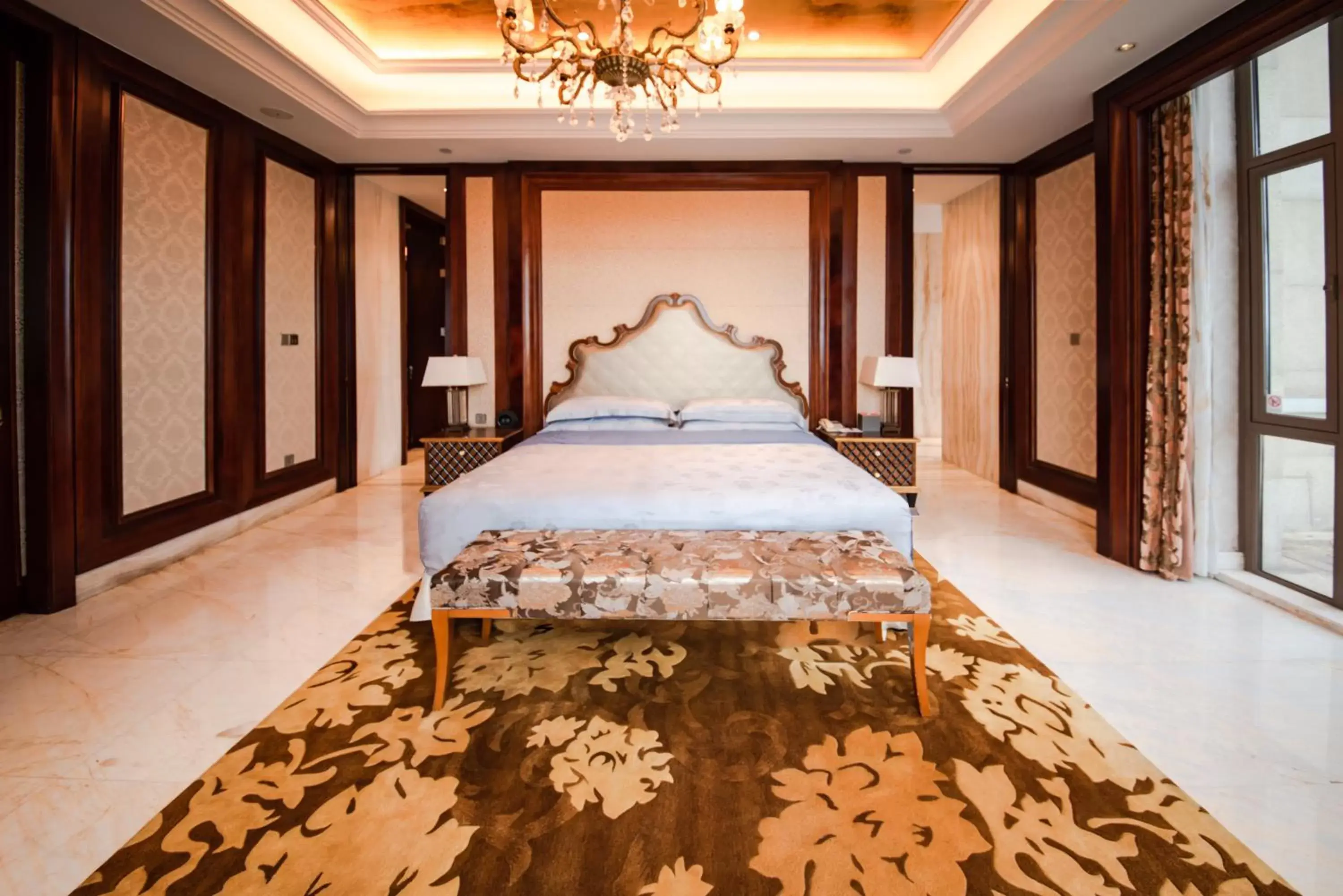 Photo of the whole room, Bed in Sheraton Shantou Hotel