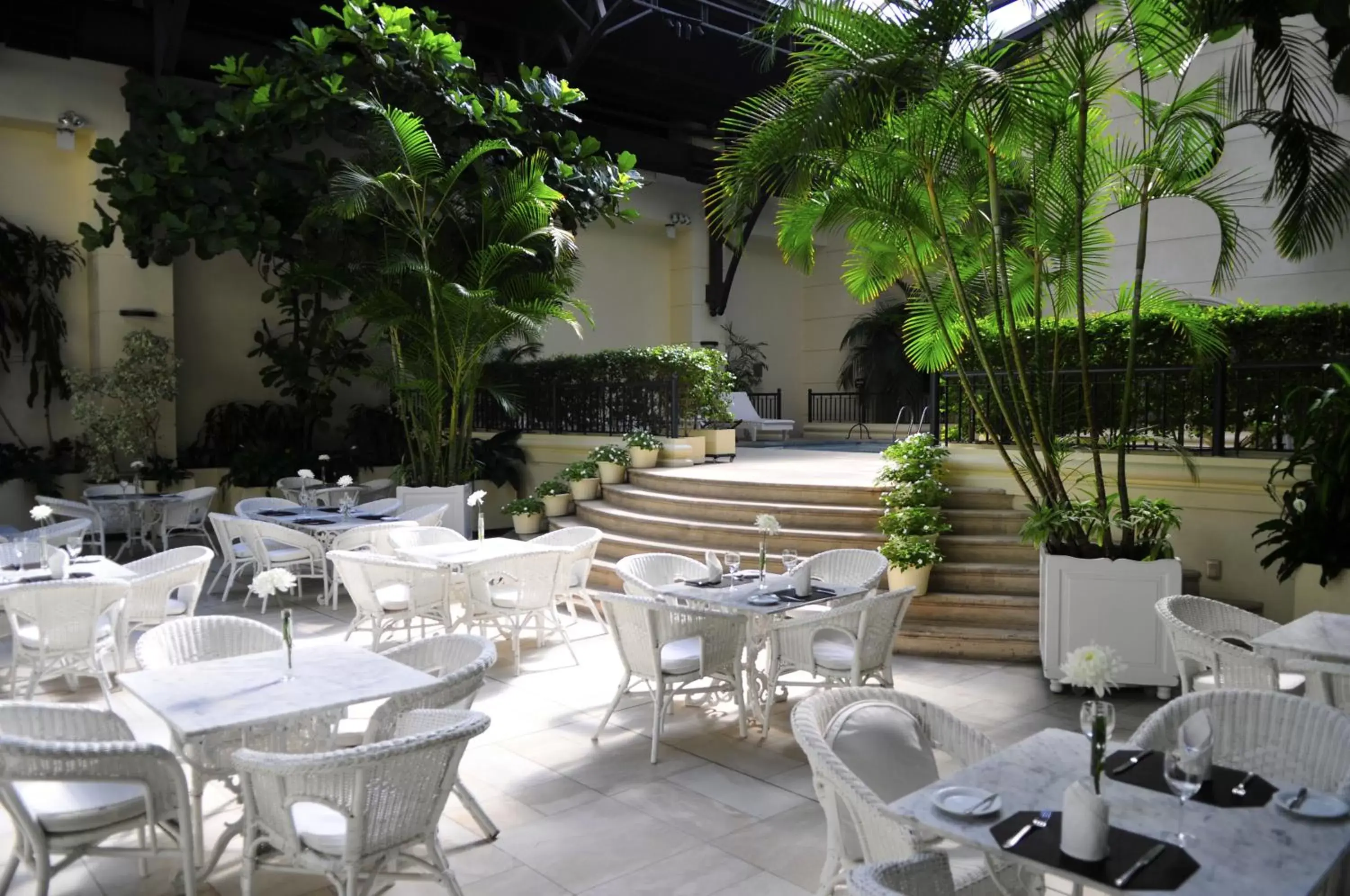 Restaurant/Places to Eat in Loi Suites Recoleta Hotel