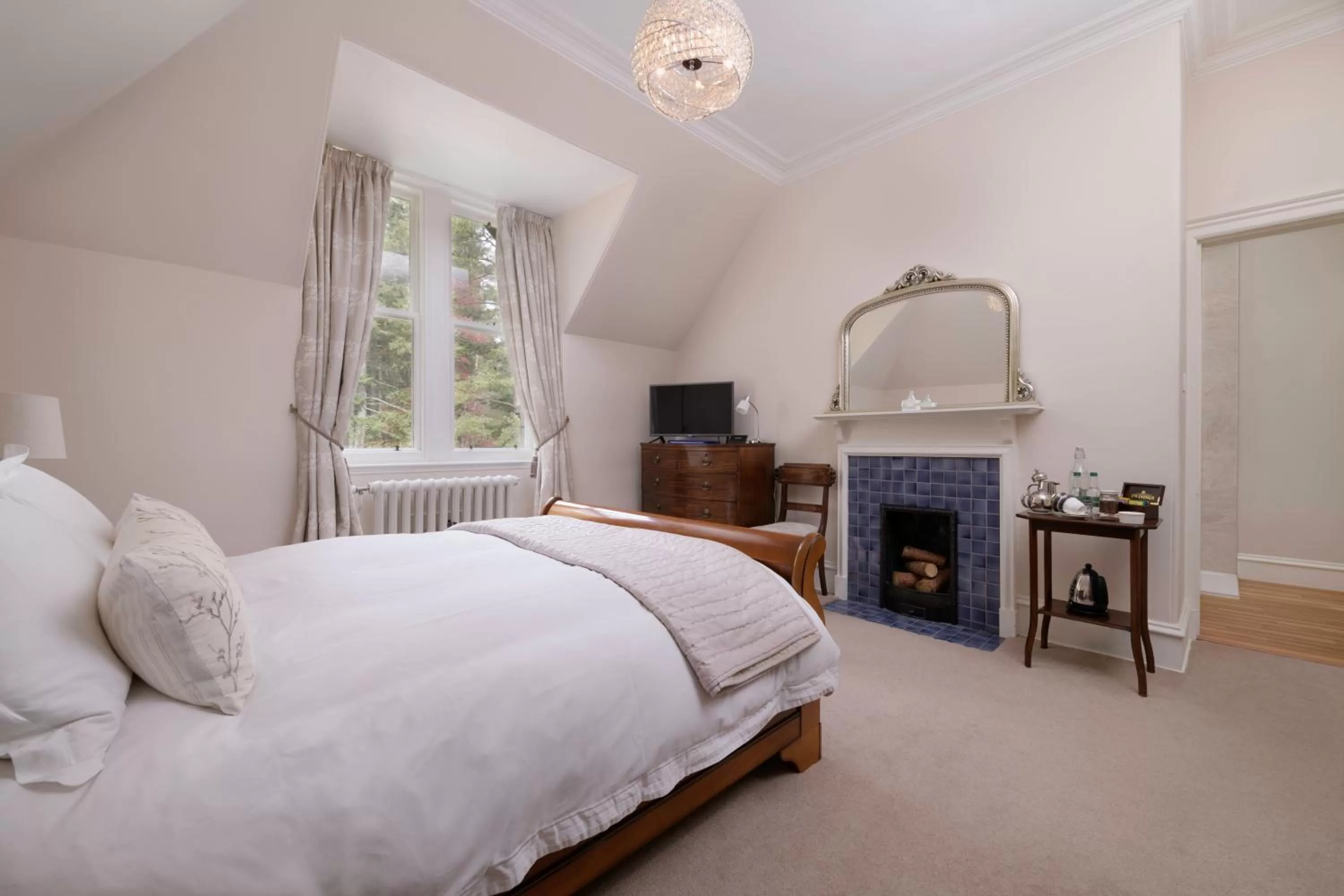 Photo of the whole room, Bed in Lys-Na-Greyne Country House