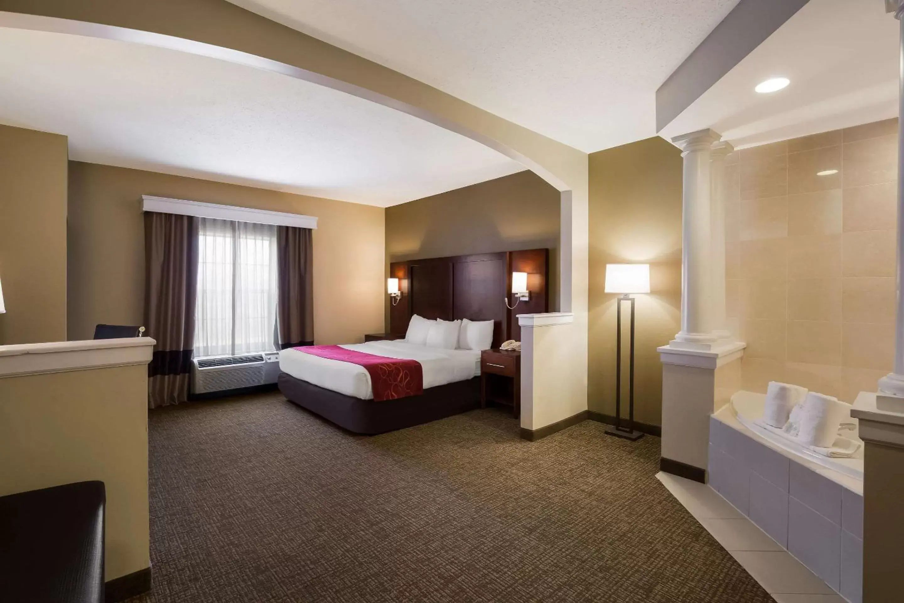 Bedroom, Bed in Comfort Suites Near University