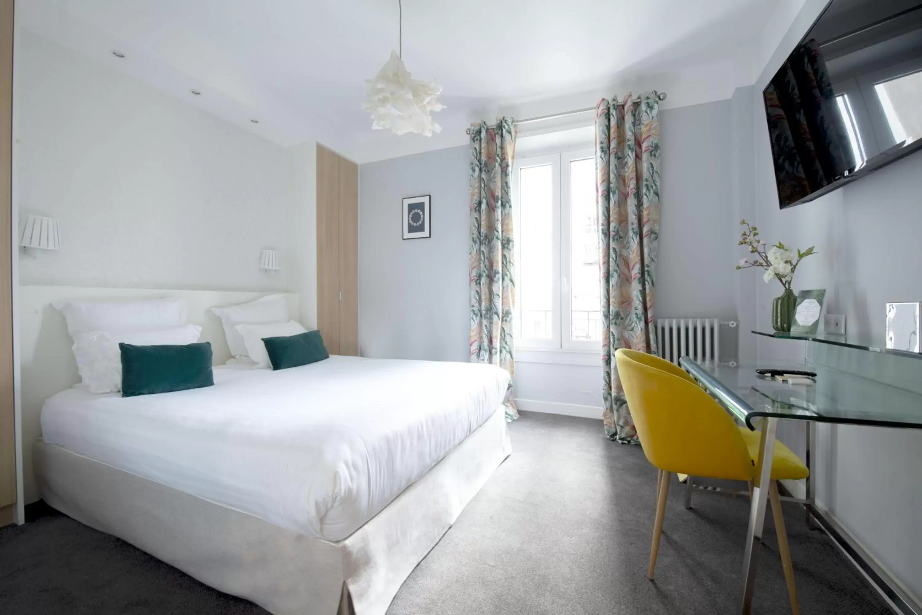 Bedroom, Bed in Hôtel Des Batignolles