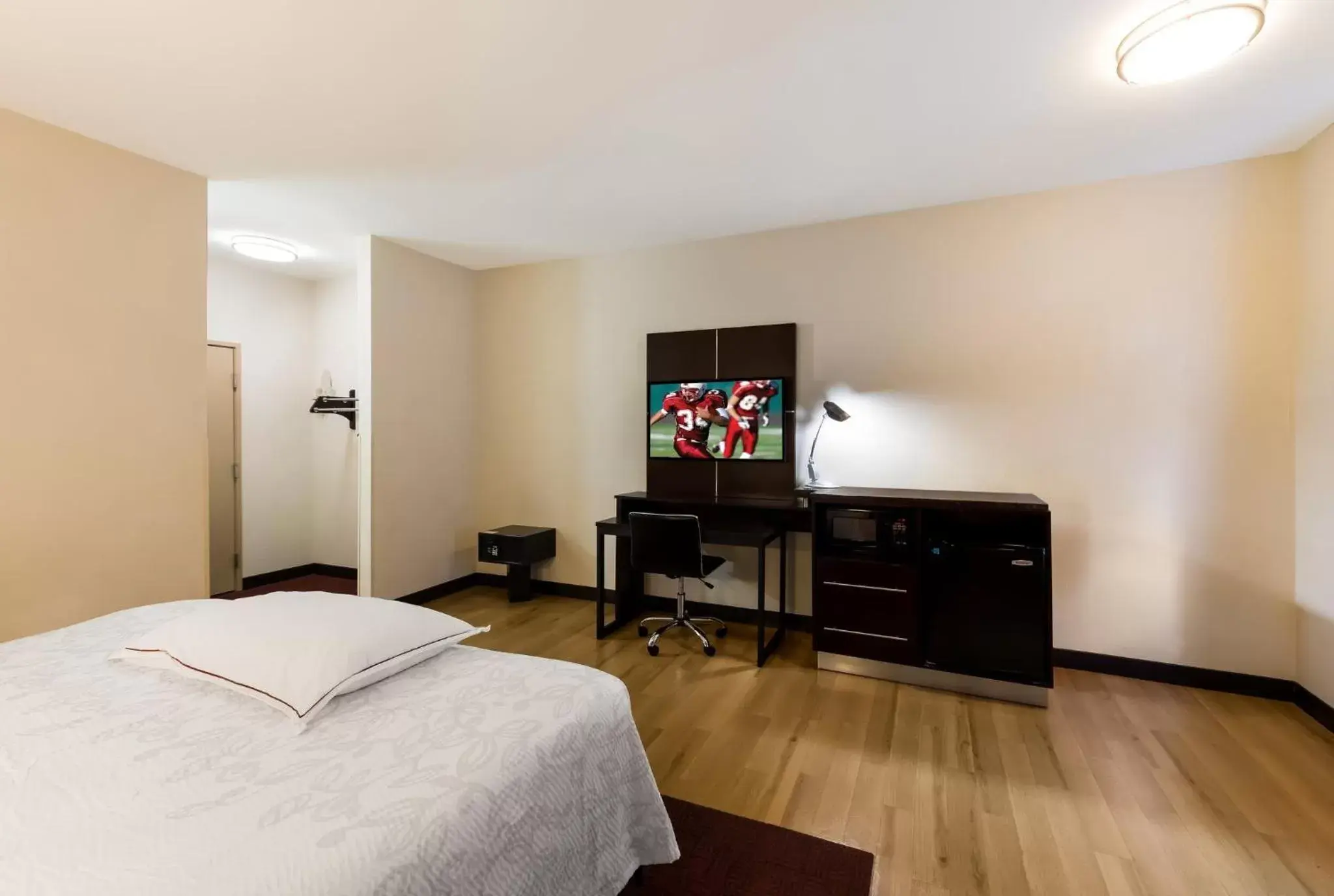 Bedroom, TV/Entertainment Center in Red Roof Inn PLUS+ Columbus Downtown - Convention Center