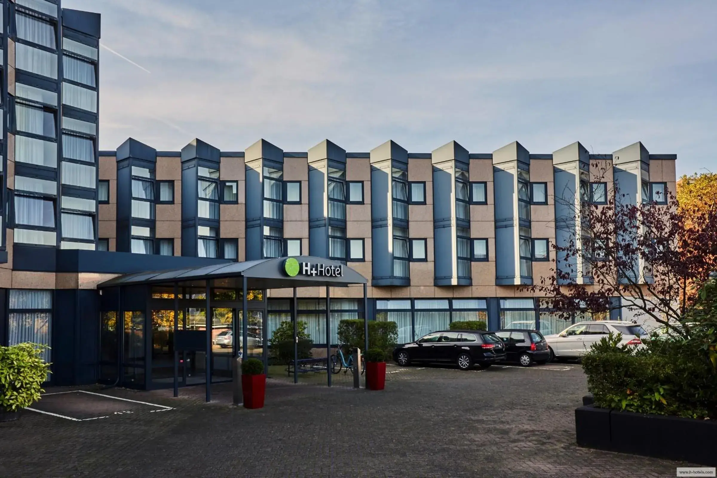 Facade/entrance, Property Building in H+ Hotel Köln Brühl