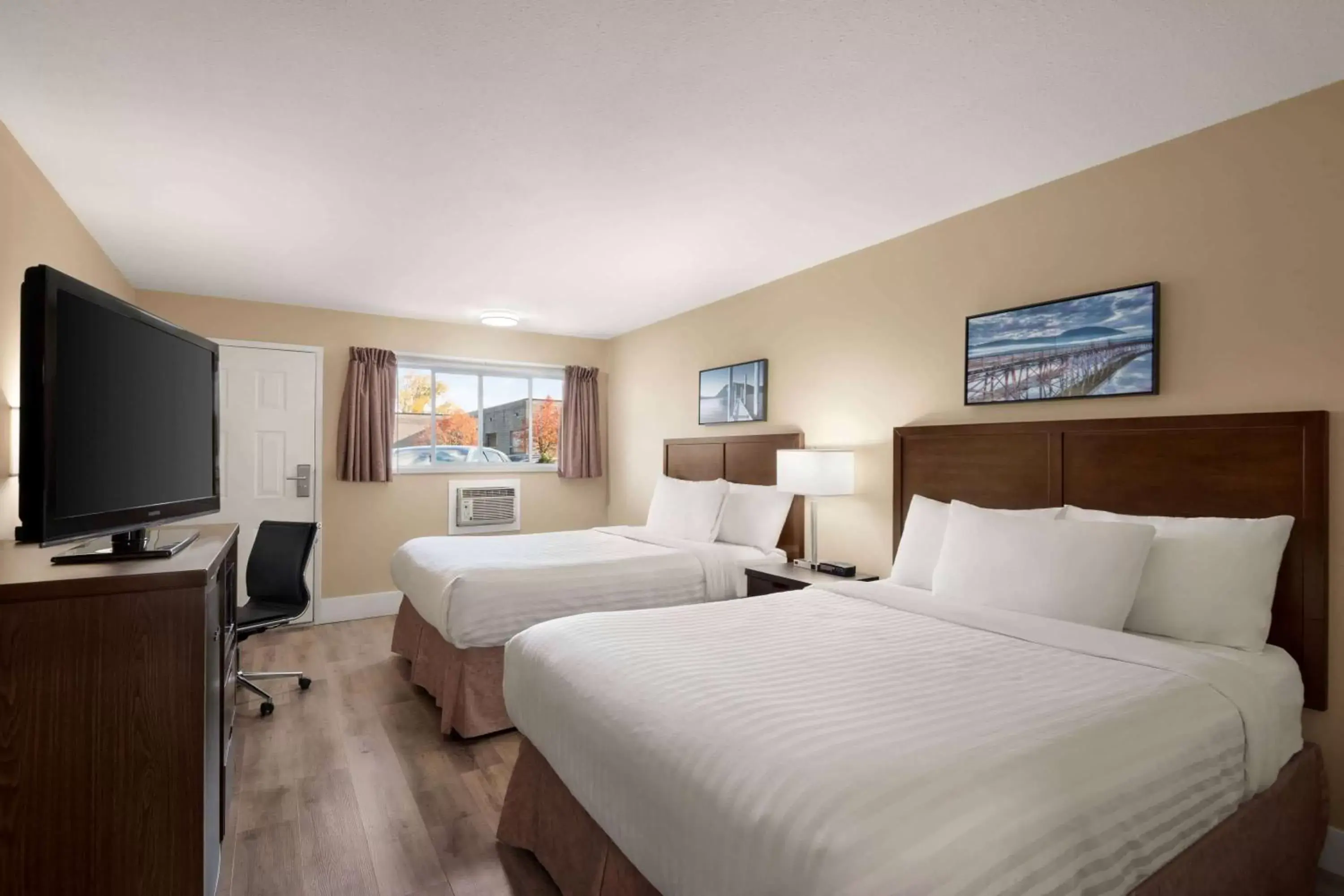 Photo of the whole room, Bed in Travelodge by Wyndham Salmon Arm BC