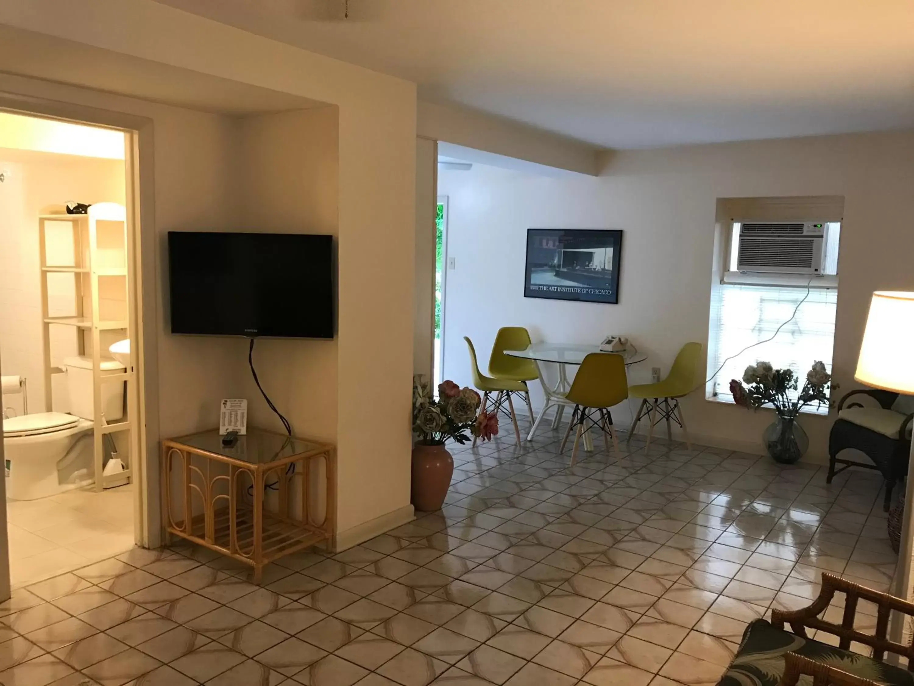 Bathroom, TV/Entertainment Center in El Patio Motel