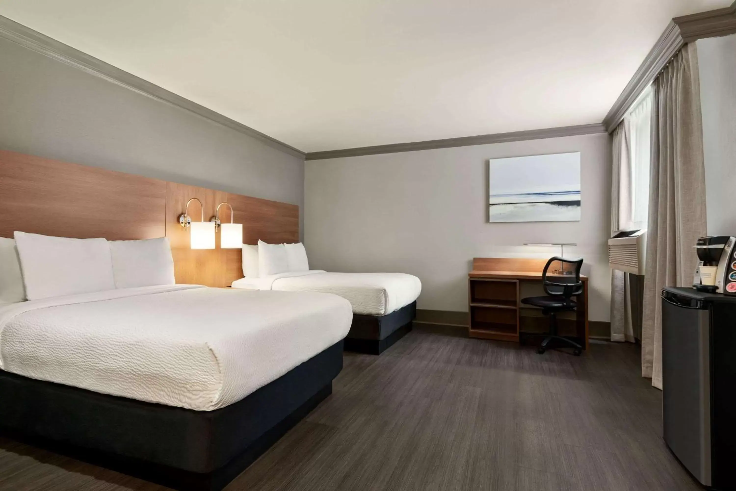 Photo of the whole room, Bed in Days Inn by Wyndham Vancouver Downtown