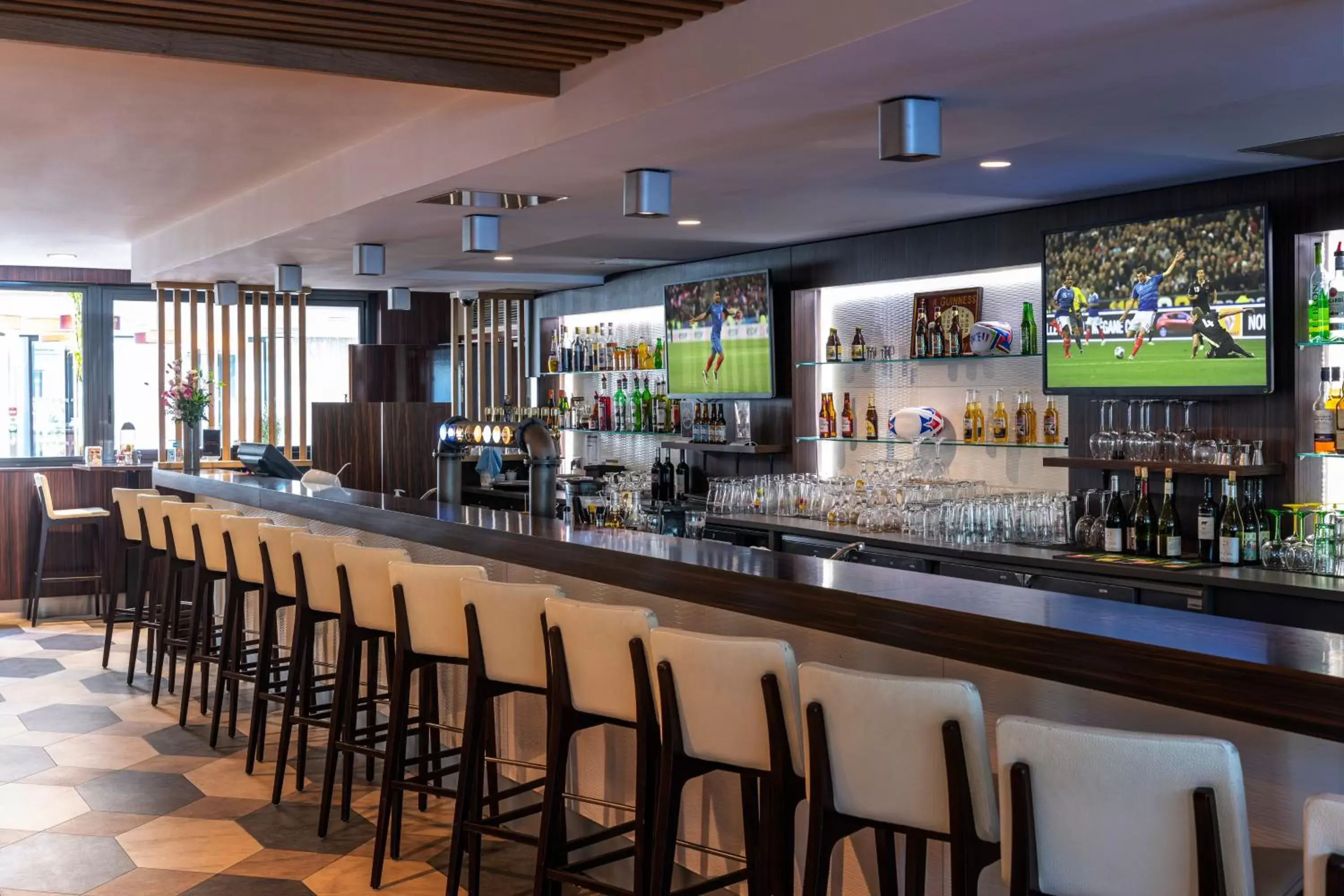 Lounge or bar, Lounge/Bar in Holiday Inn Toulouse Airport, an IHG Hotel