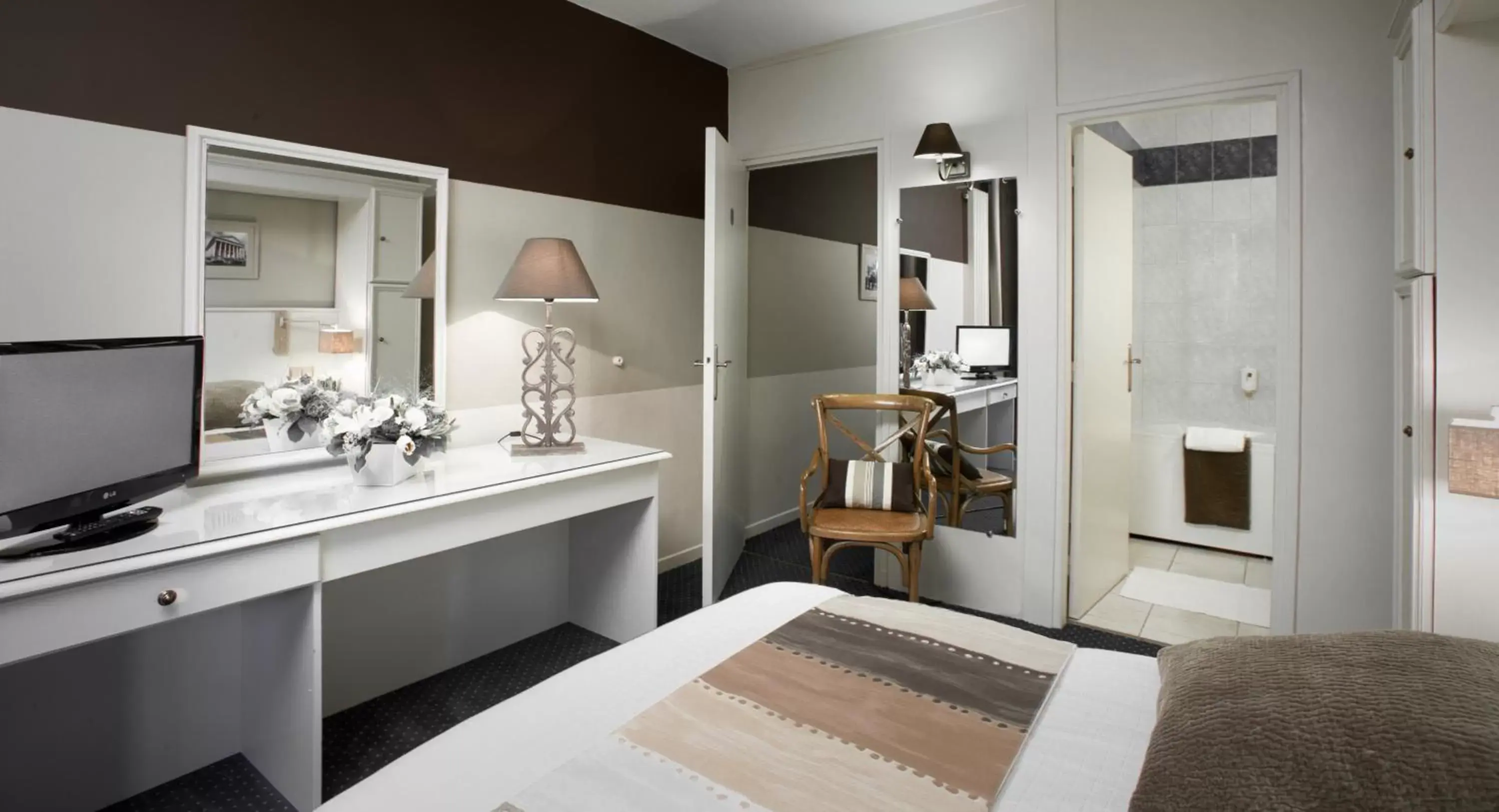 Bedroom, Bed in LOGIS Hôtel & Restaurant - LENSOTEL Bedroom, Bed in LOGIS Hôtel & Restaurant - LENSOTEL