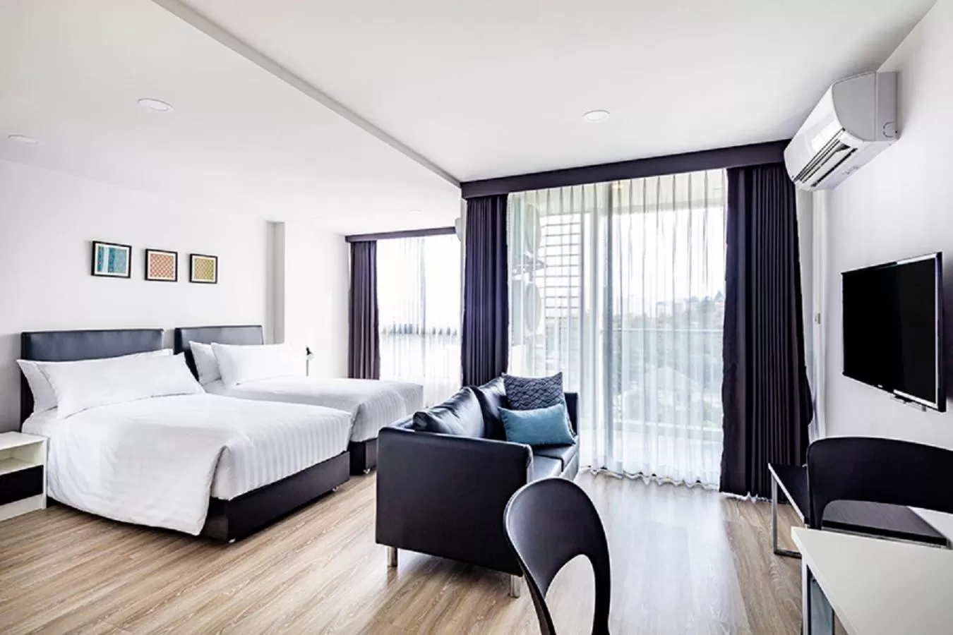 Communal lounge/ TV room, Bed in The Rizin