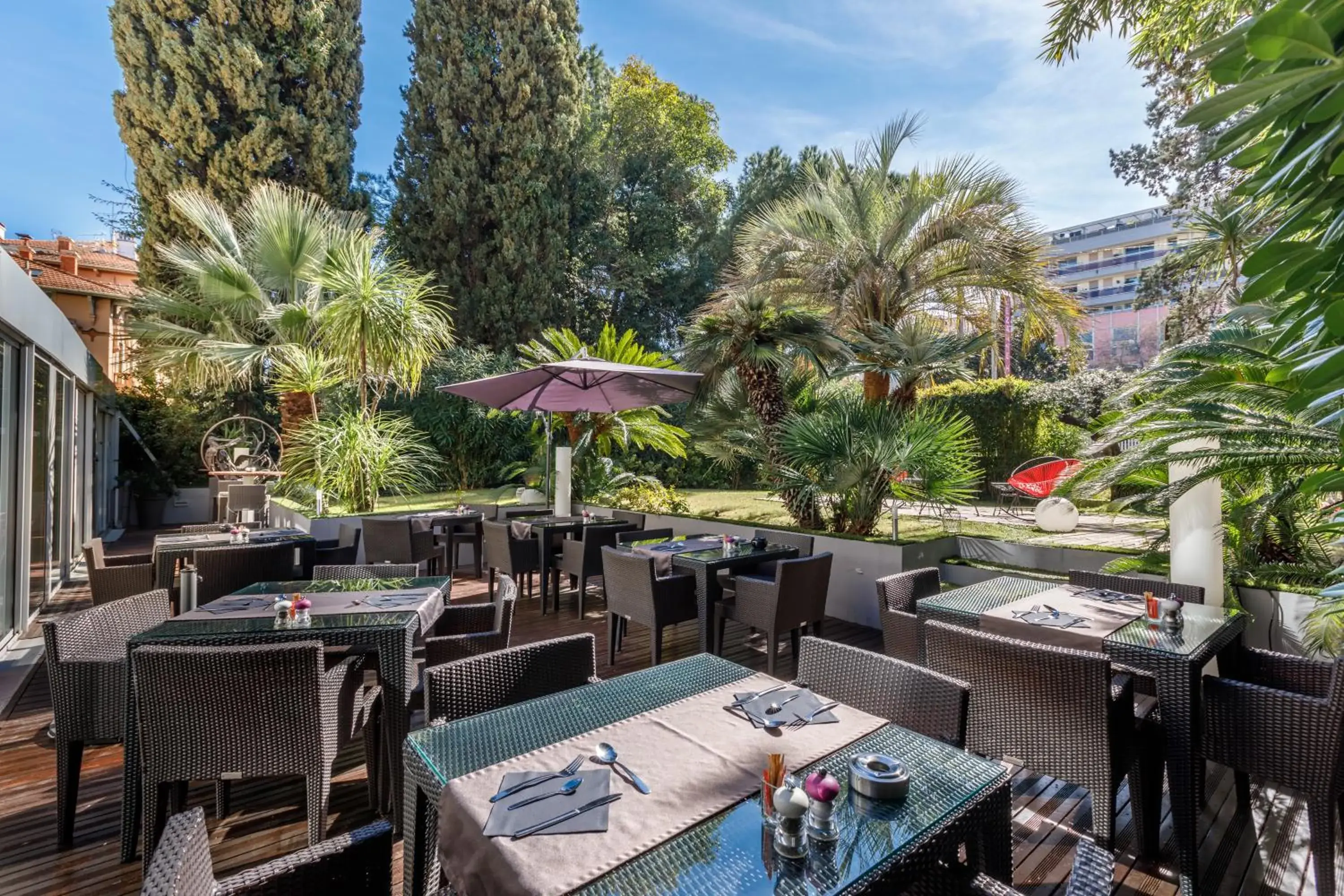 Patio, Restaurant/Places to Eat in Cézanne Hôtel Spa