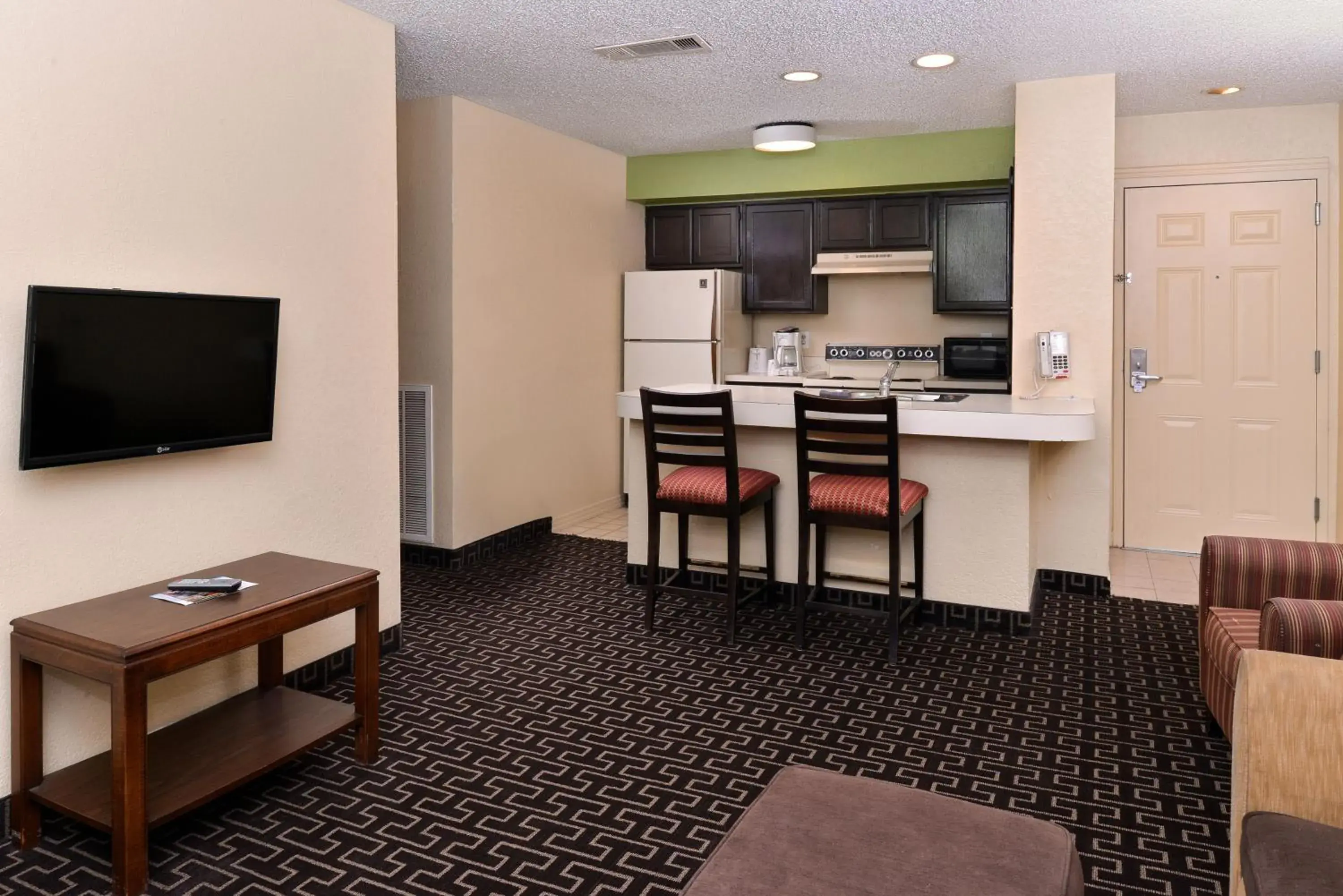 Kitchen or kitchenette, TV/Entertainment Center in Americas Best Value Inn & Suites Extended Stay - Tulsa